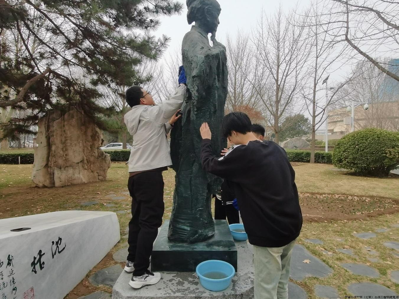 “擦洗校园雕塑 建设美丽校园”志愿服务.jpg