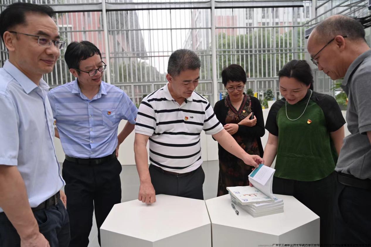 图2 参观省级工程研究中心.jpg