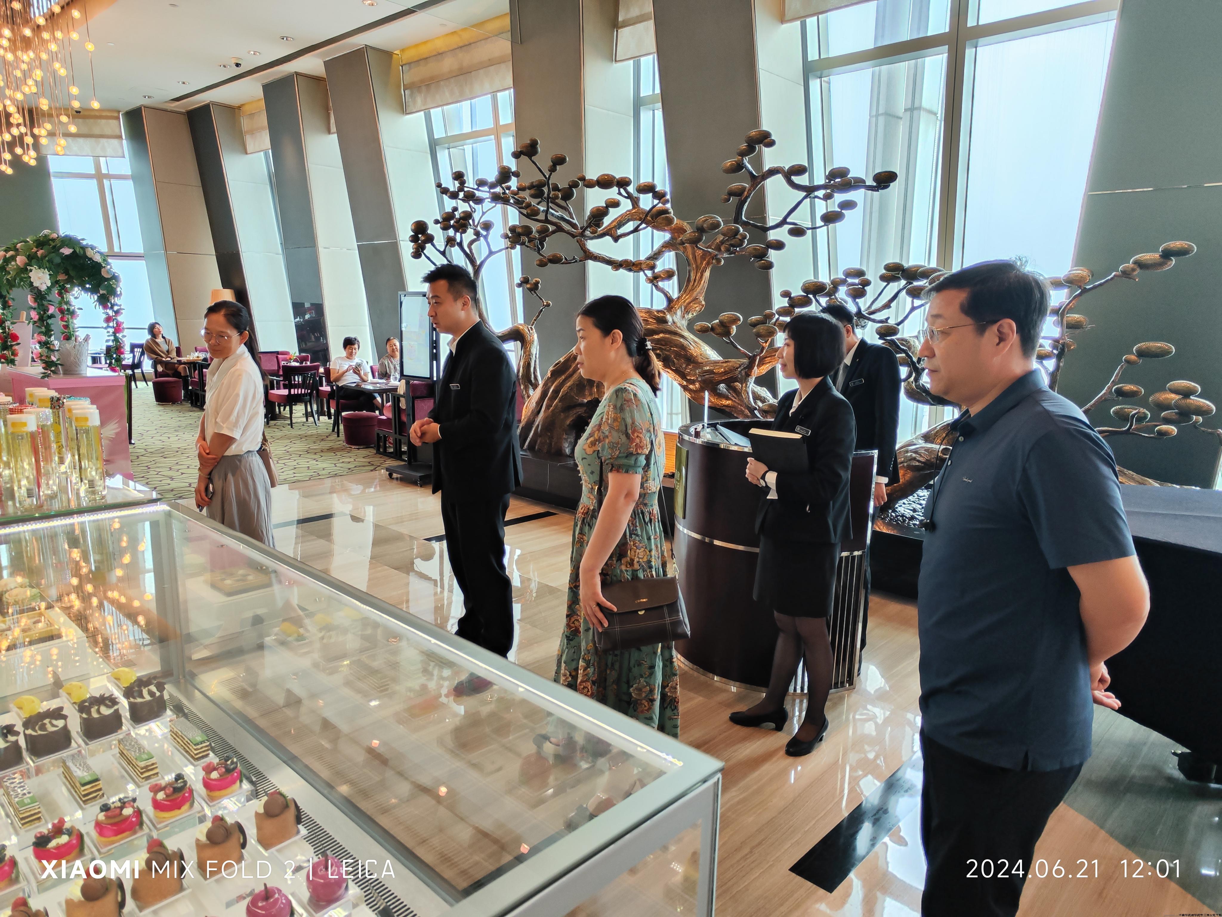 在中国国贸大饭店进行考察.jpg 在中国国贸大饭店进行考察.jpg