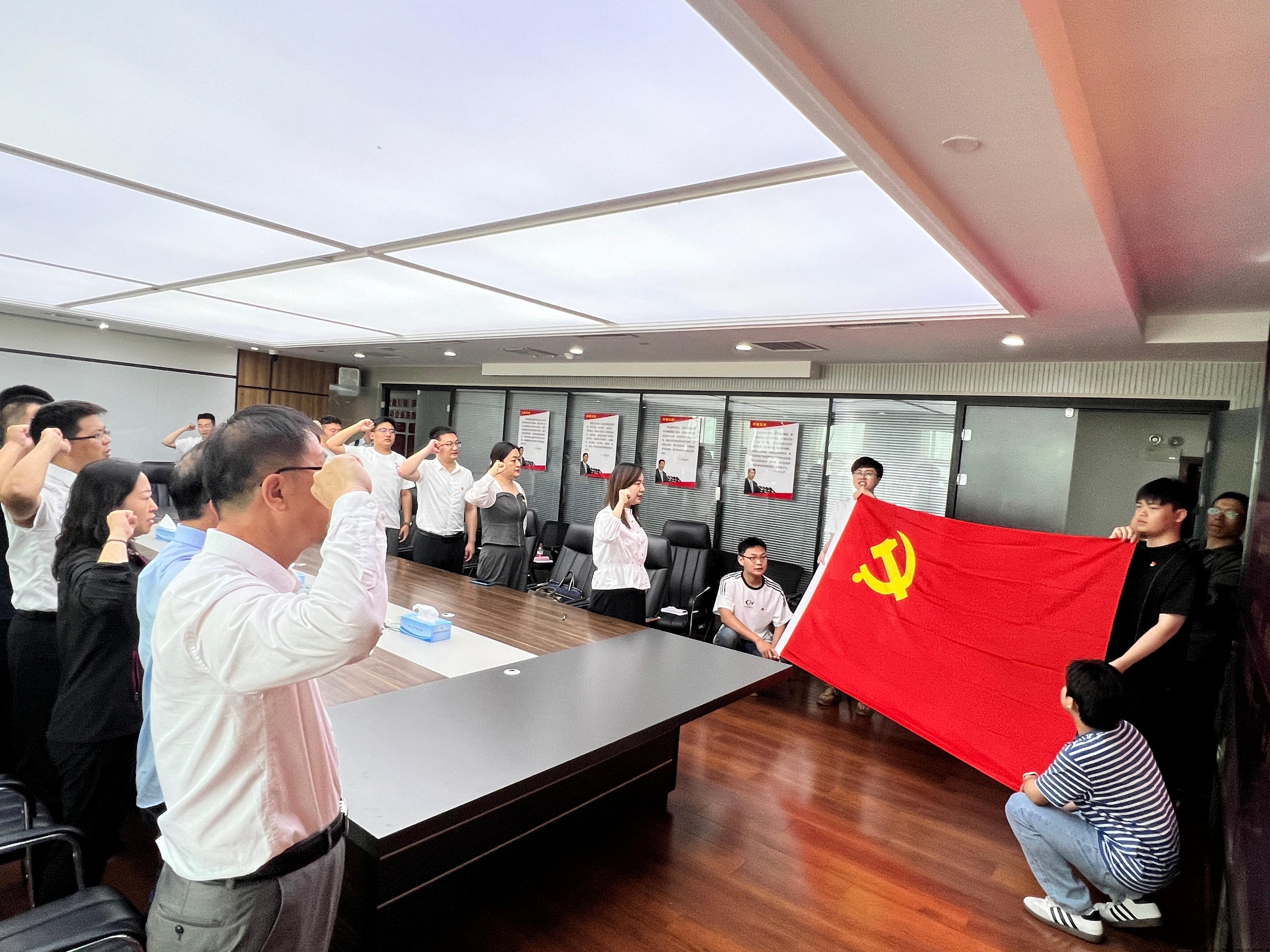 图4 全体党员重温入党誓词.jpg 图4 全体党员重温入党誓词.jpg