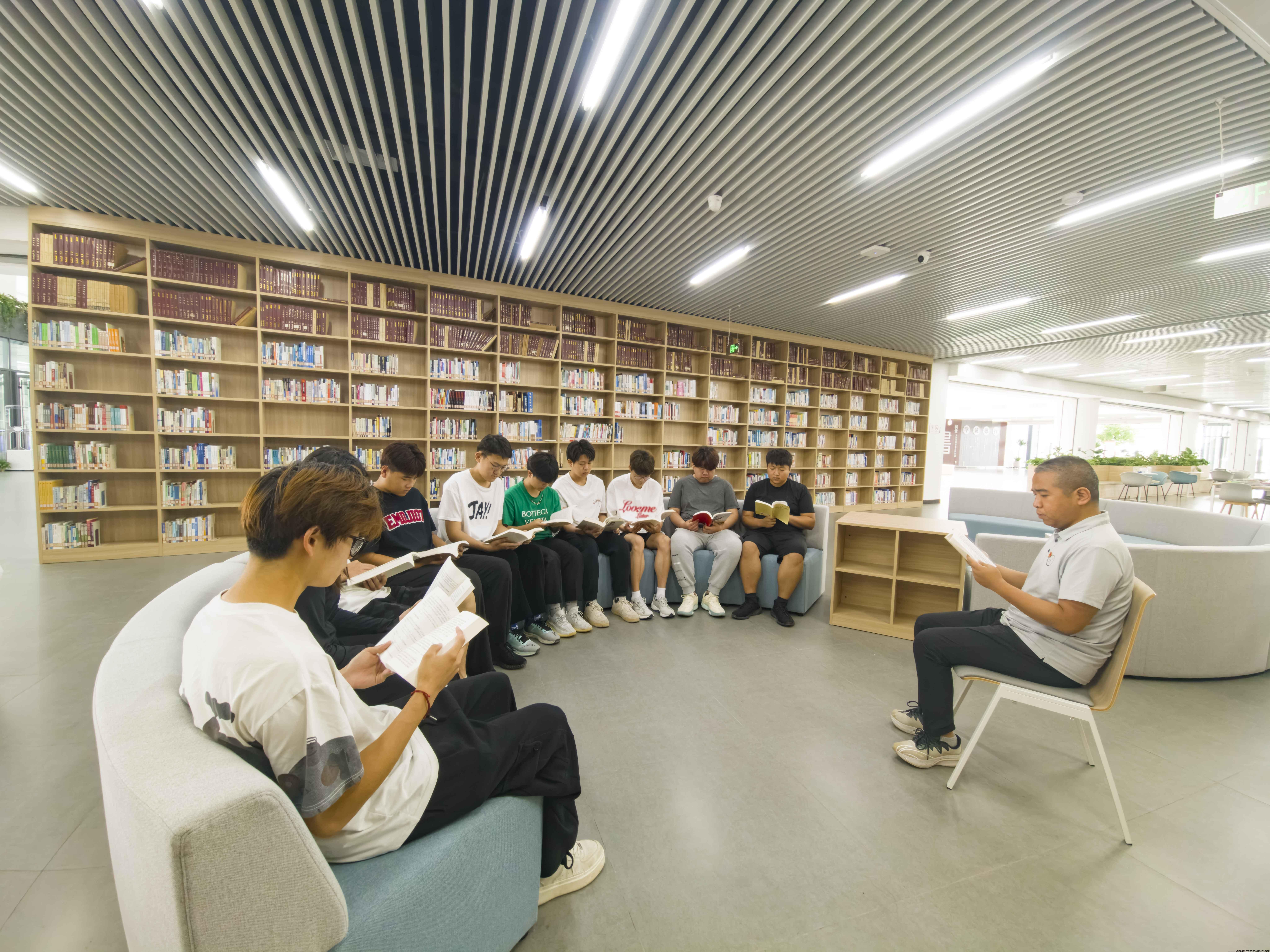 1.共读一本红色书籍.jpg 1.共读一本红色书籍.jpg