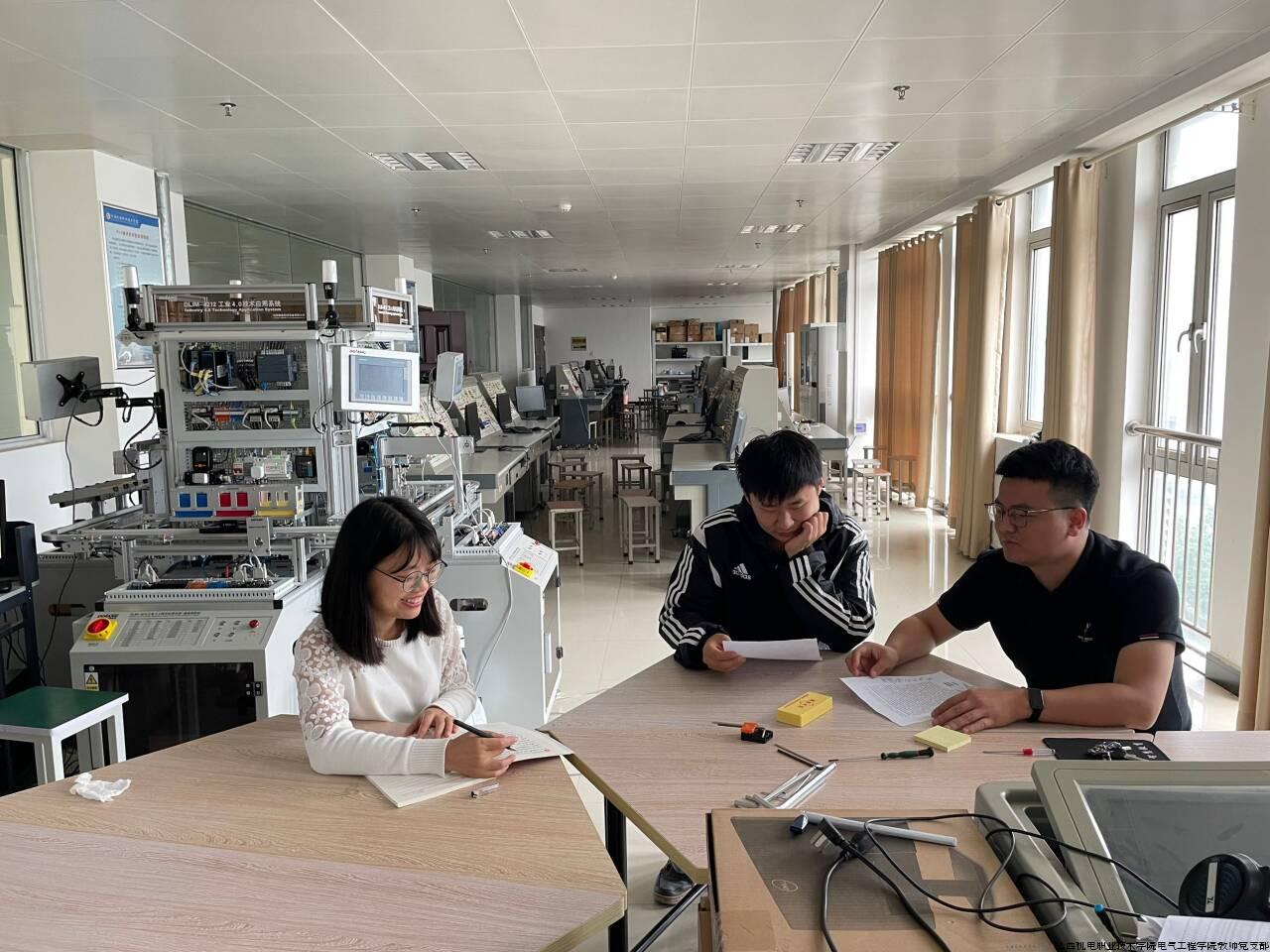 电梯教研室.jpg 电梯教研室.jpg