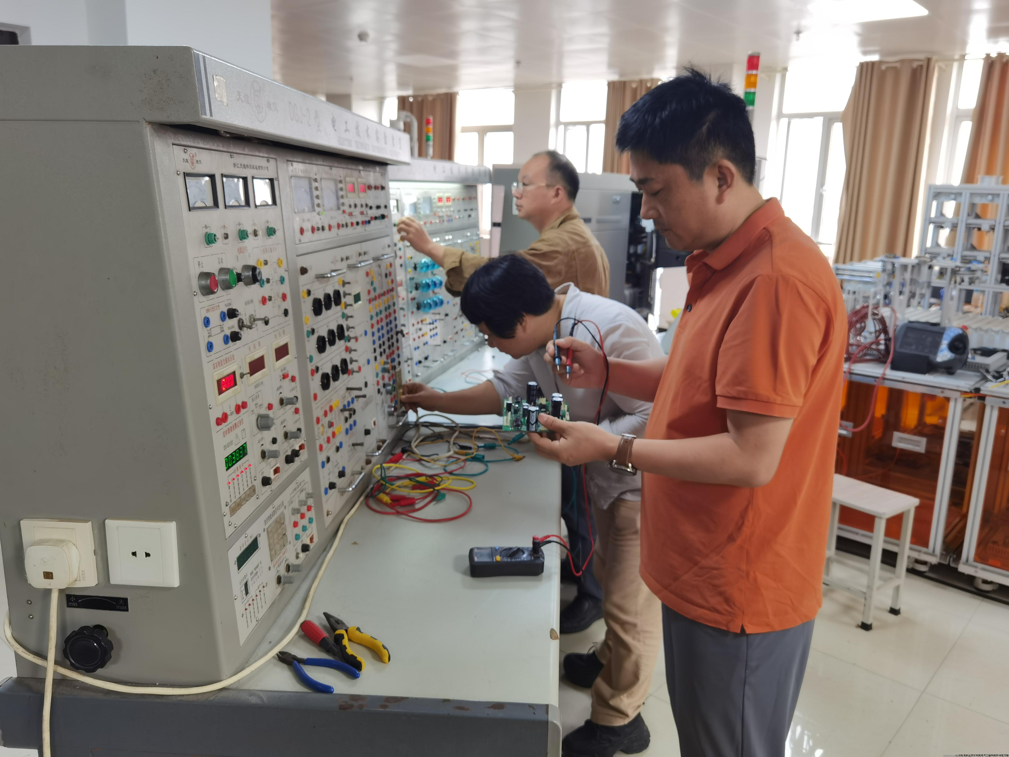 实训教研室2.jpg 实训教研室2.jpg