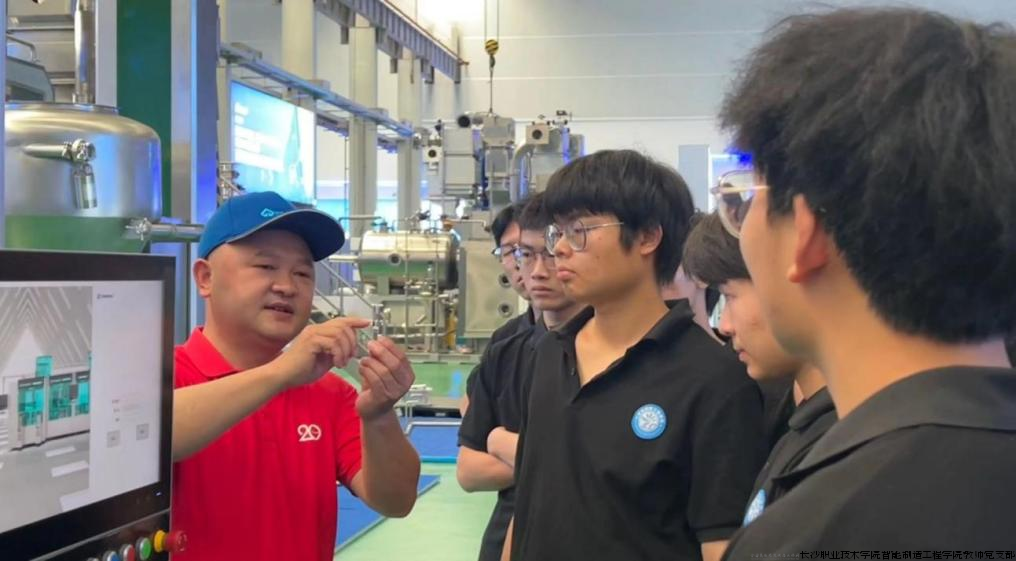 图1 卓越班学员参观公司园区.png