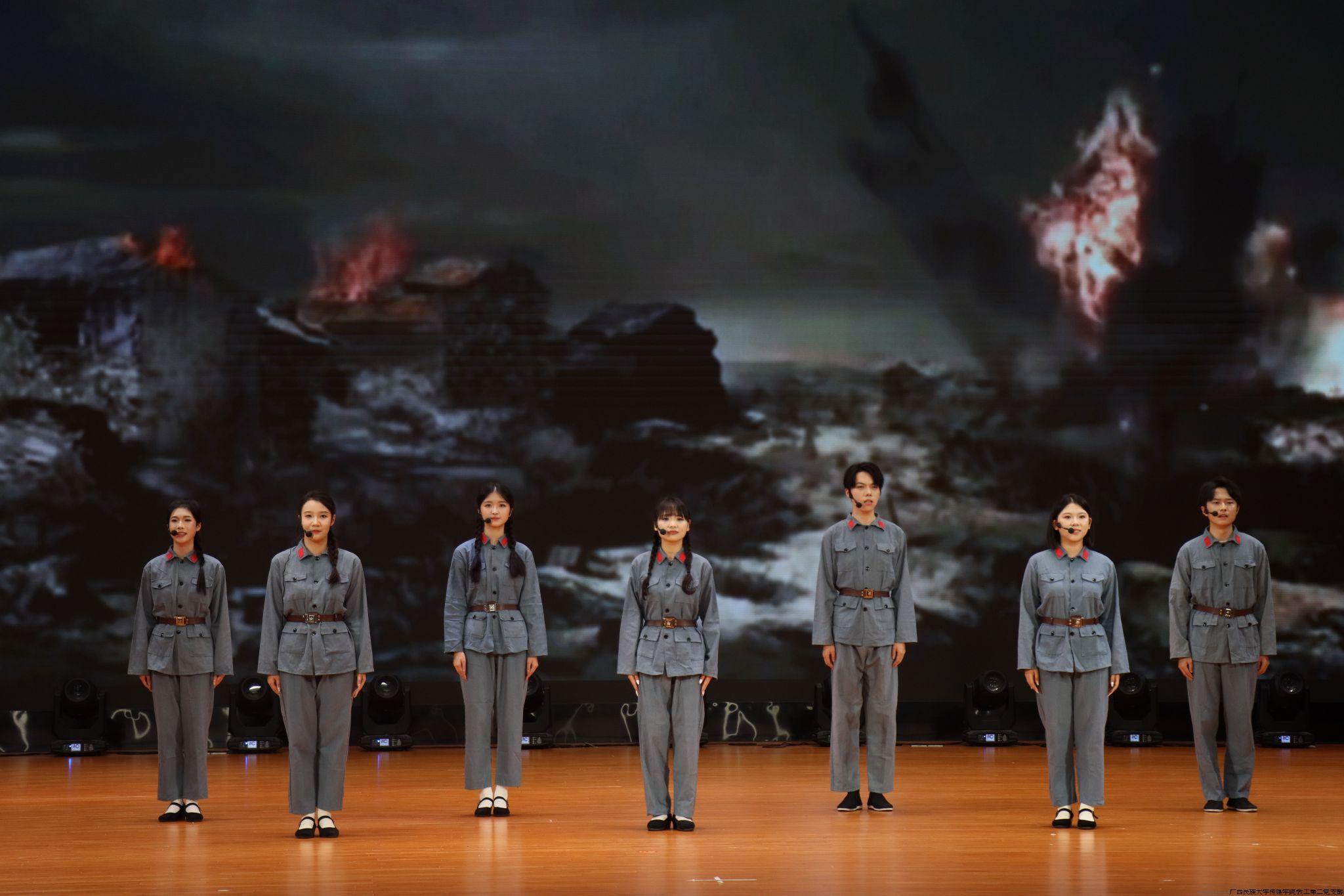 专业集体组李雨墨等朗诵《血写的课本》