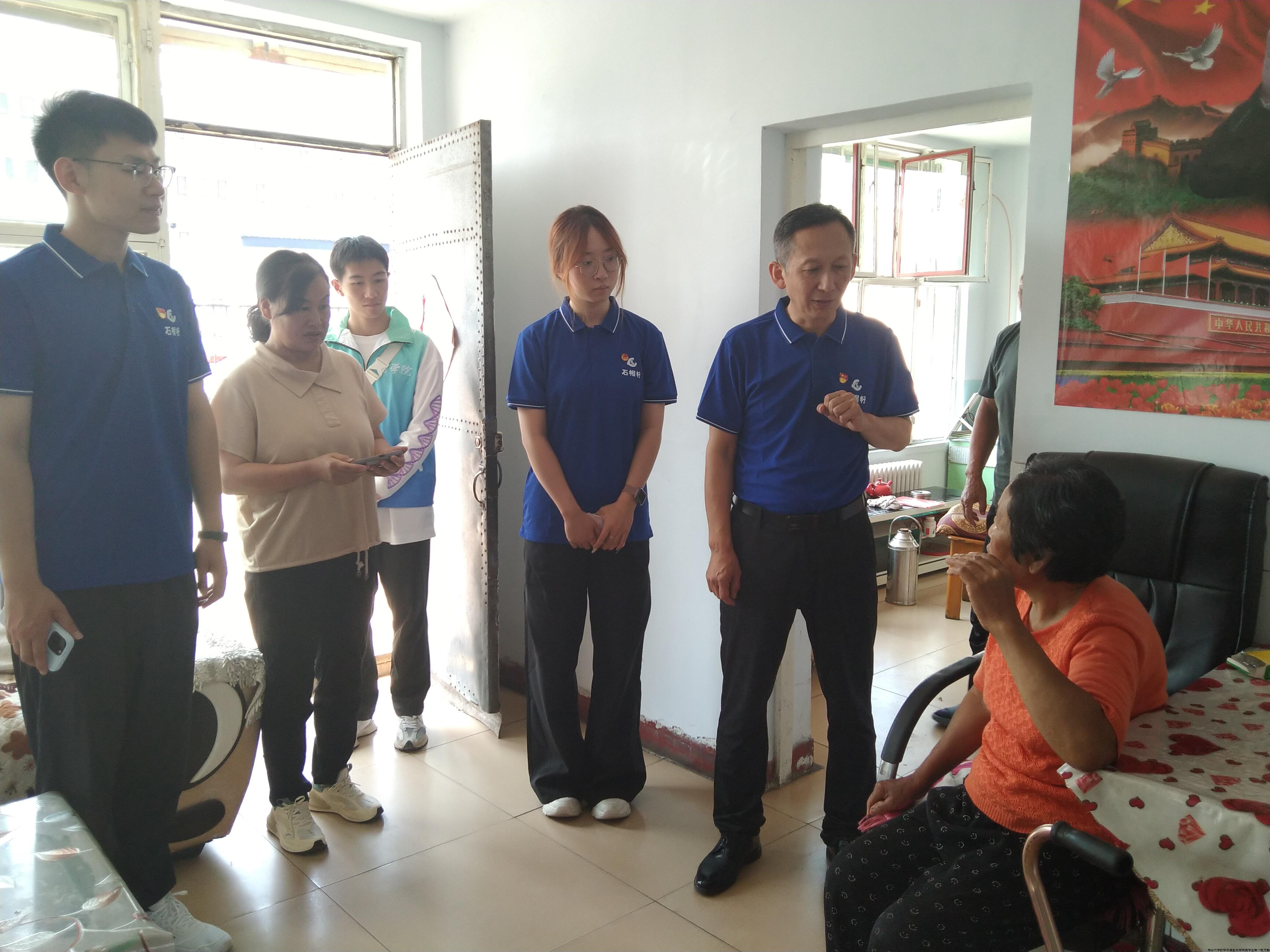 入户拜访老党员.jpg 入户拜访老党员.jpg