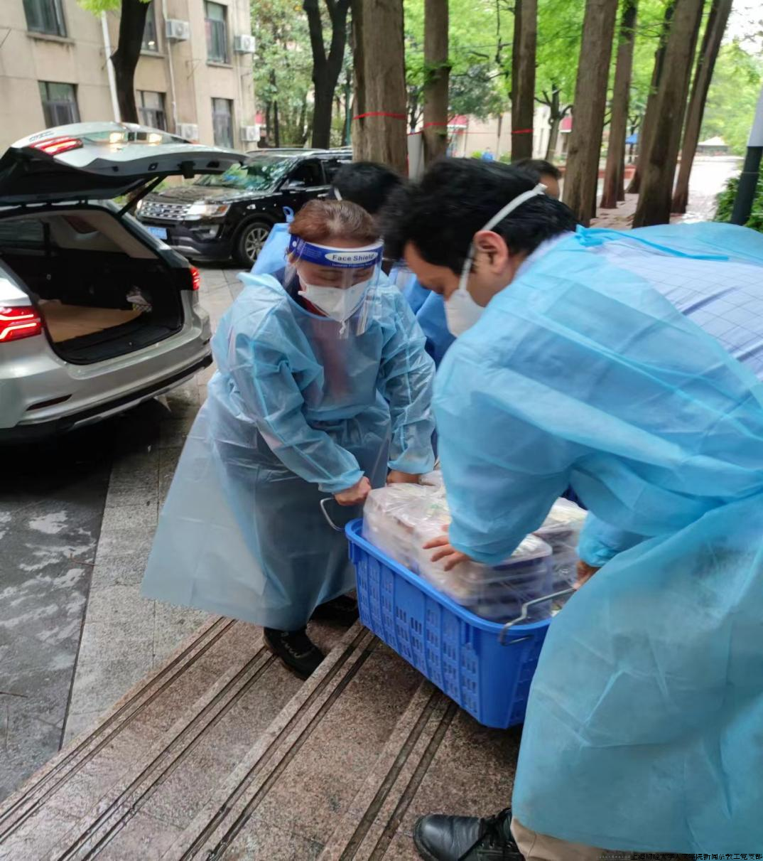 2022年疫情封校期间，新闻系支部书记林晖与其他老师共同参与学生后勤保障工作