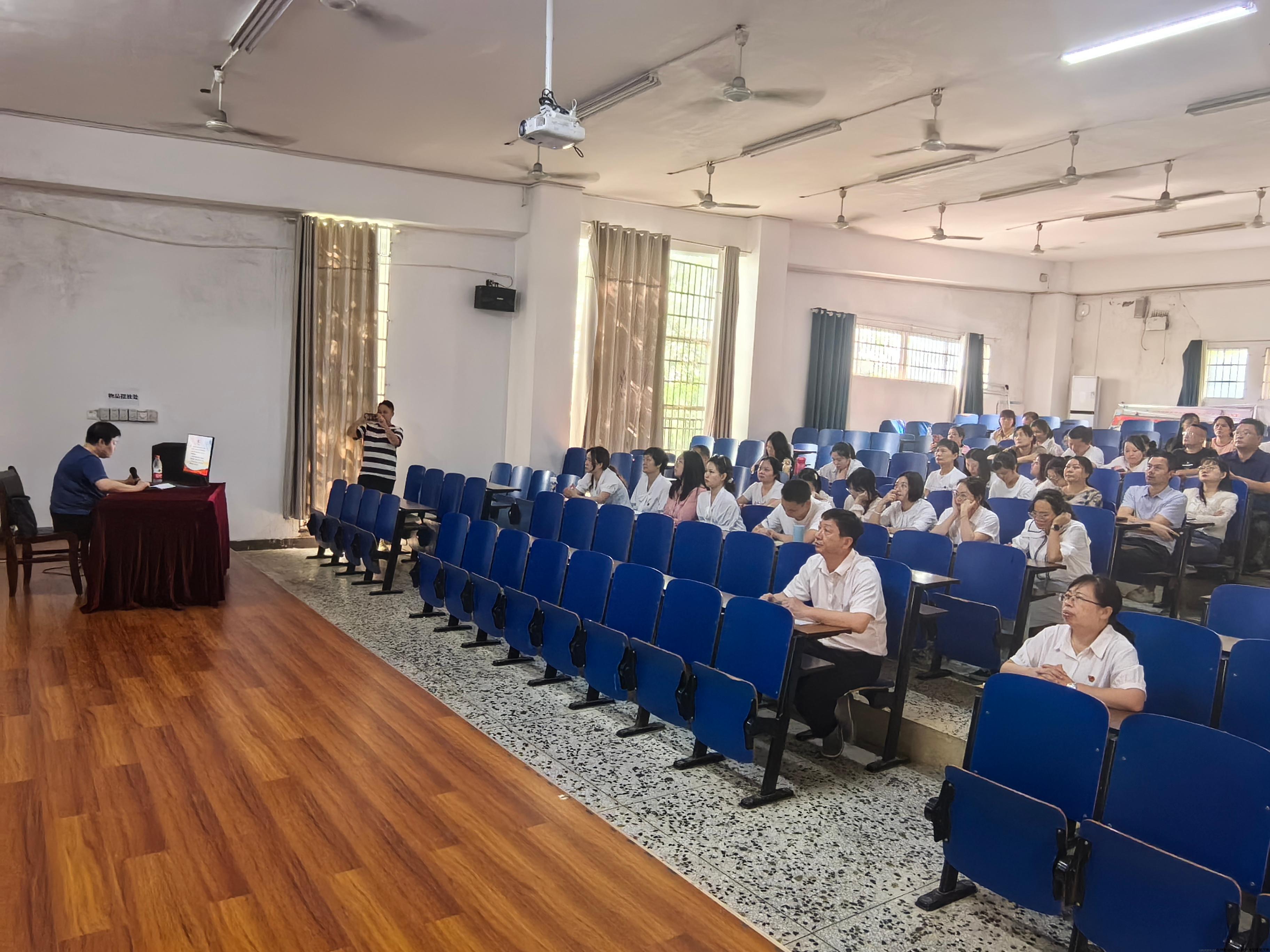 郑校长上党课.jpg 郑校长上党课.jpg