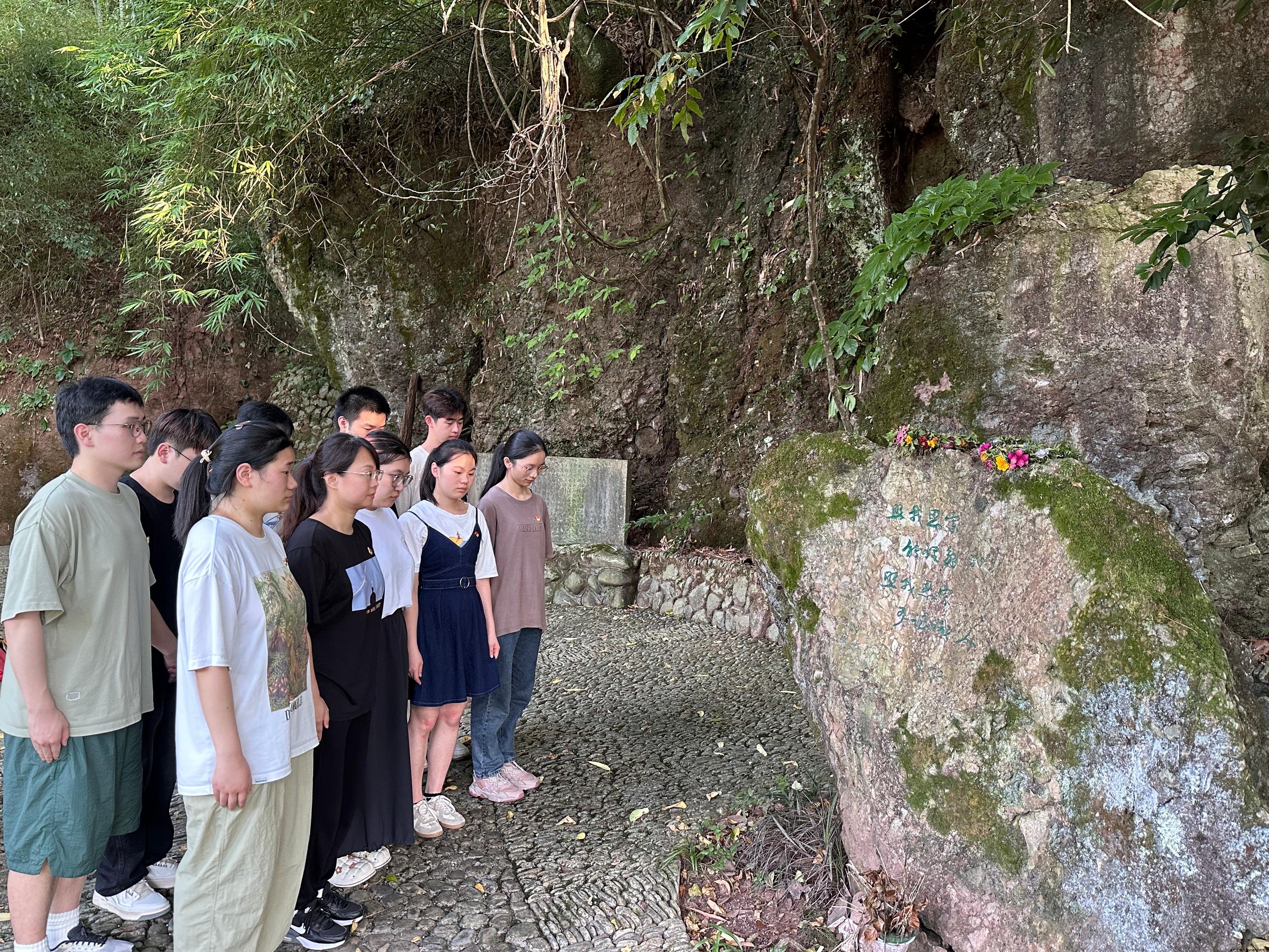 【“‘五’学求索”志愿服务团】 筑牢党纪，廉洁文化润心田：团队开展“拜谒沈公墓，筑基廉洁魂”活动，将廉政文化融入乡村振兴实践，激发青年学子的使命担当。