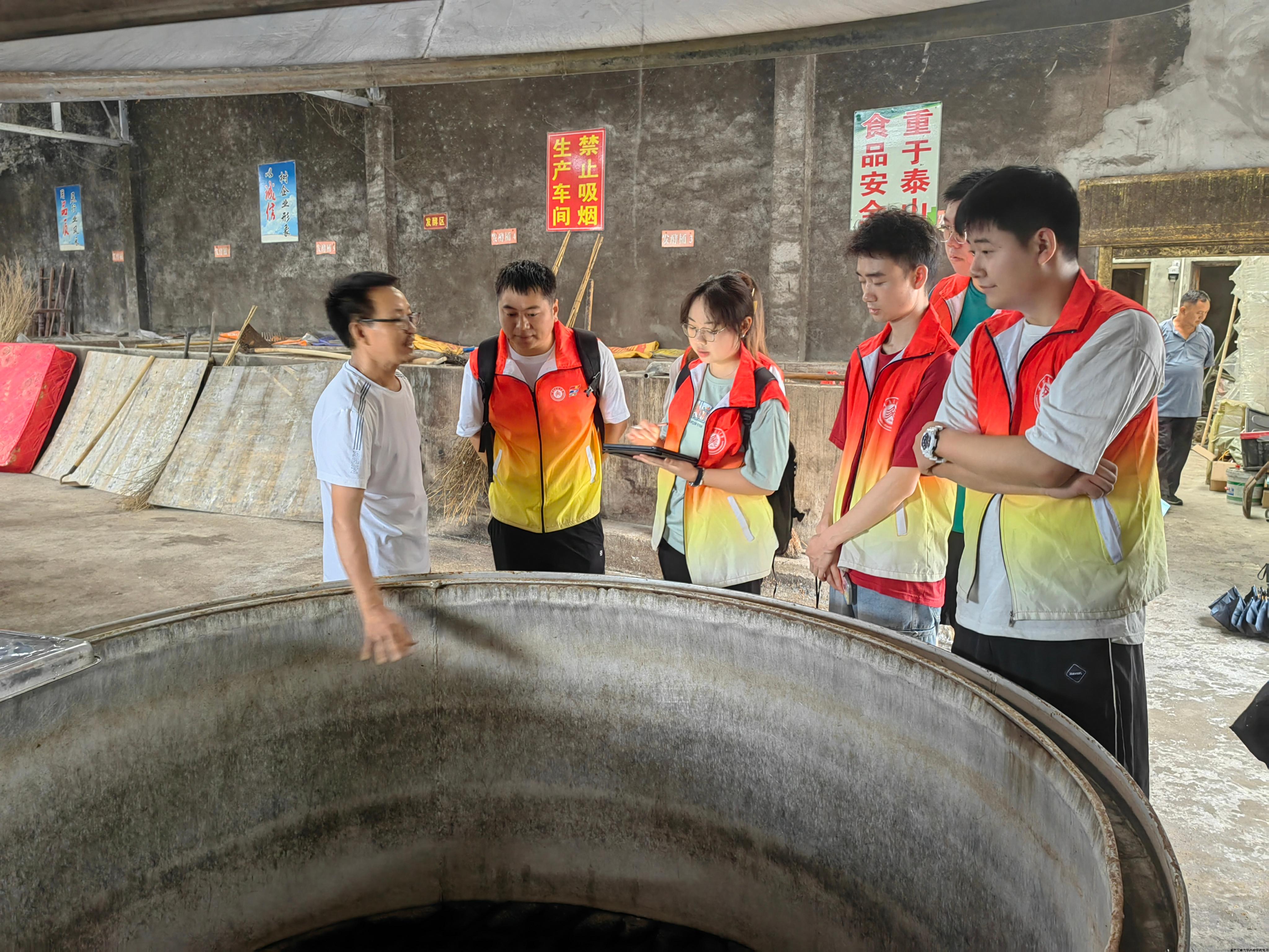 【“泉”心“柚”民，绿意“环”乡实践团】探访乡村新兴产业：实践团先后探访了泉水村新兴产业云龙春酒厂、泉水腊肉加工厂、红心蜜柚产业园，调研了产业工艺流程、产业地方特色、具体销售情况等，学习领悟乡村振兴战略的生动实践和显著成效。