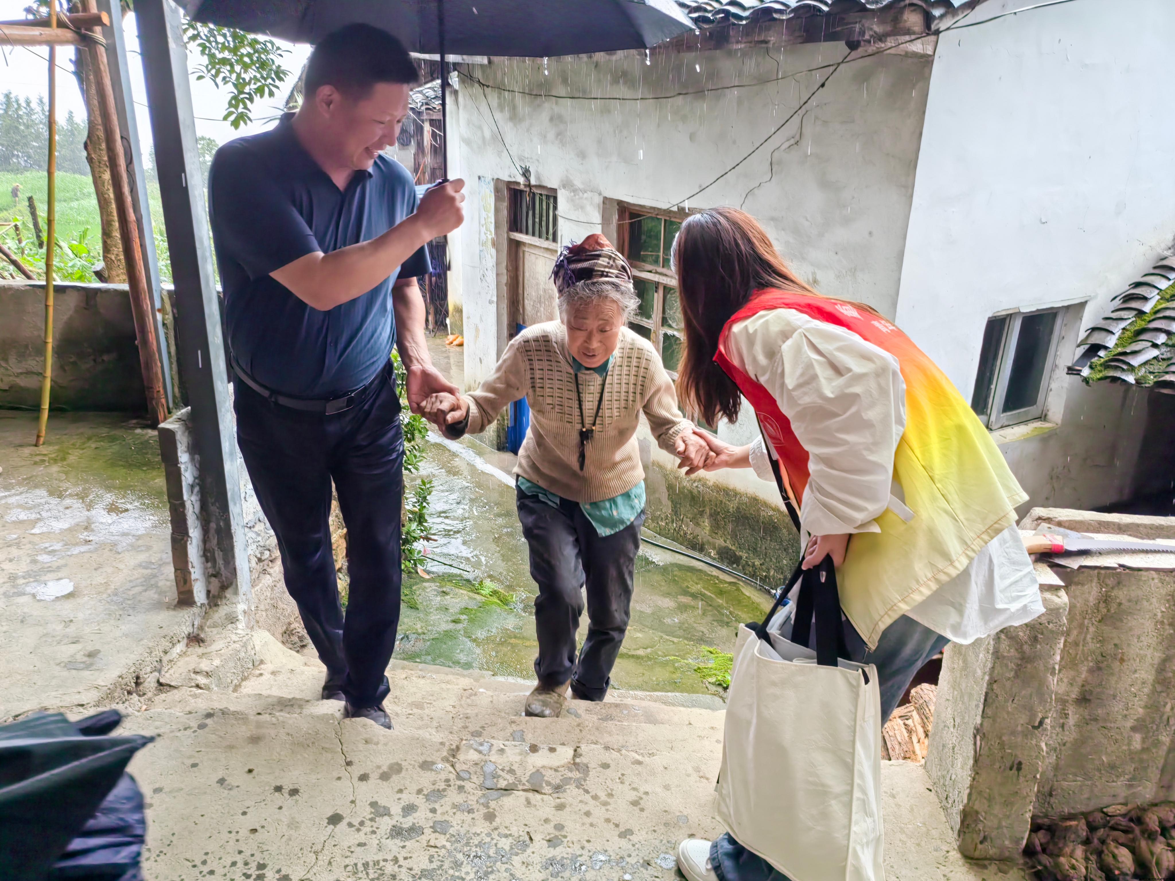 【“泉”心“柚”民，绿意“环”乡实践团】温暖与成长同行：实践团携带米、油等物资，兵分多路先后走访慰问了5户特殊困难的村民，弘扬了“爱心、服务、责任、奉献”的人文精神。