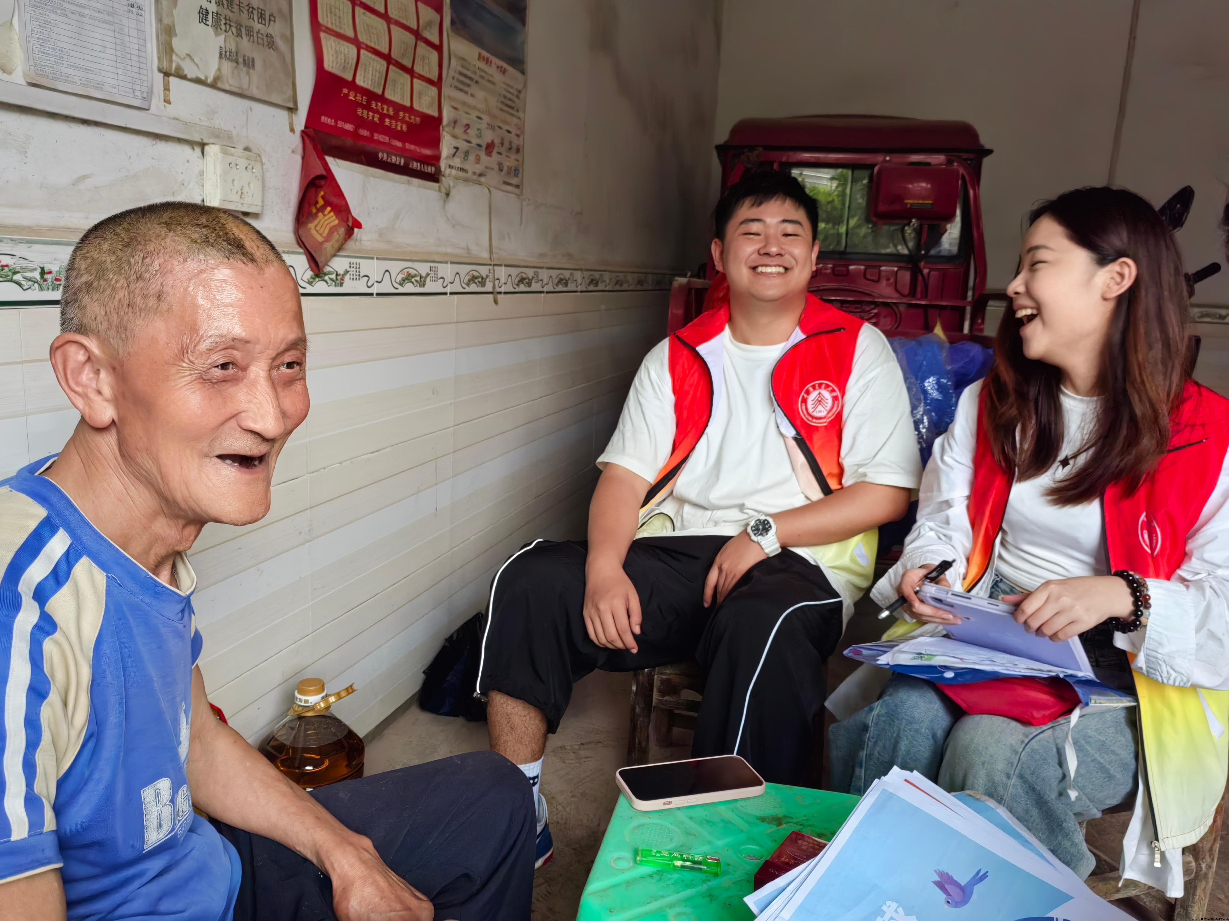 【“泉”心“柚”民，绿意“环”乡实践团】走村访民，政策环保两相知：实践团先后入户走访了近10户村民，通过采访提问、发放问卷等形式调研了积分制情况。通过发放宣传单等方式，为村民们科普环保知识。