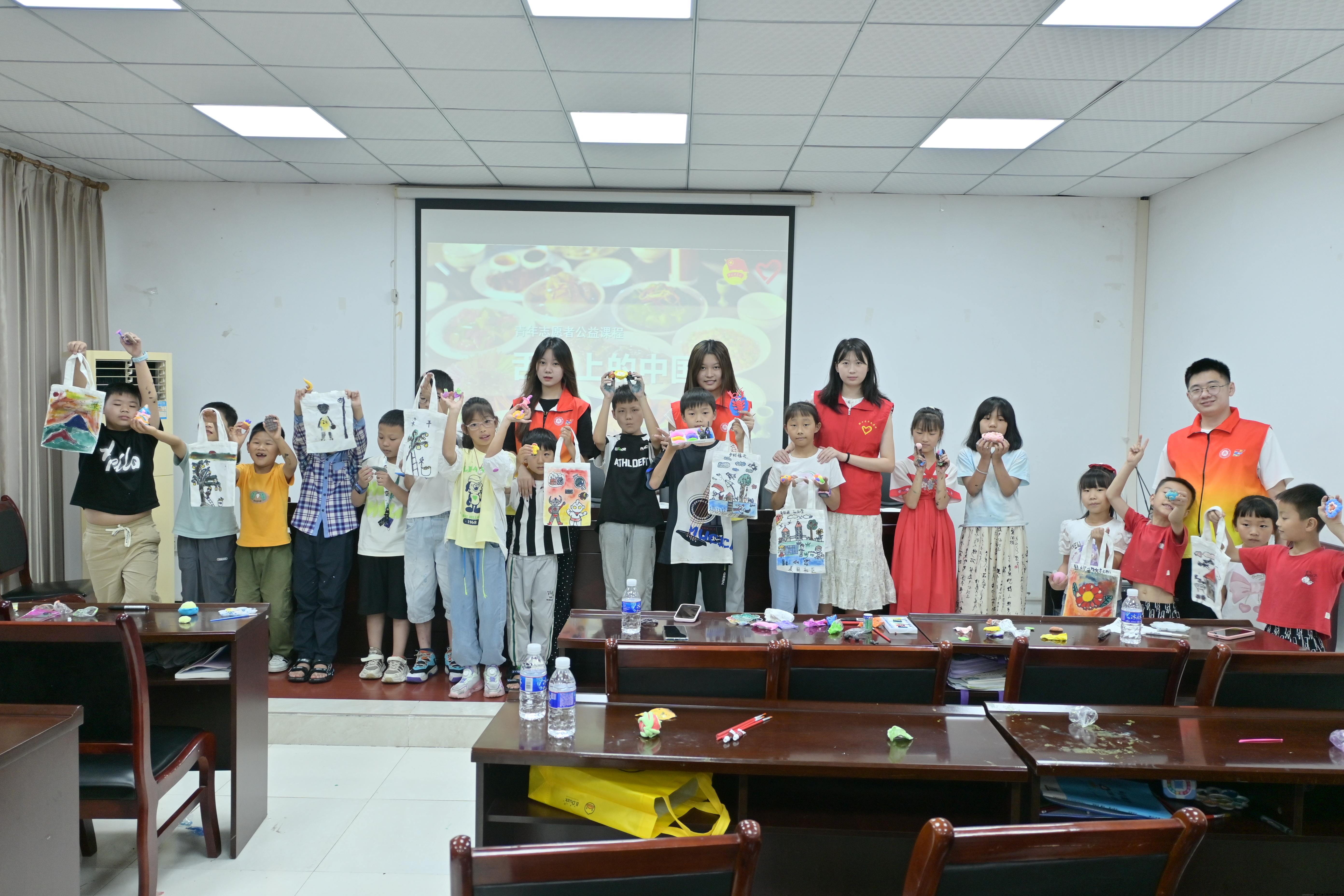 【“通江达海，筑梦新征程”实践团】艺术滋养心灵：实践团来到重庆市梁平县皂角社区青少年之家，以“艺术滋养心灵”为主题，通过绘画创作和手工泥塑，表达生活的丰富多彩，滋润社区青少年的心灵。