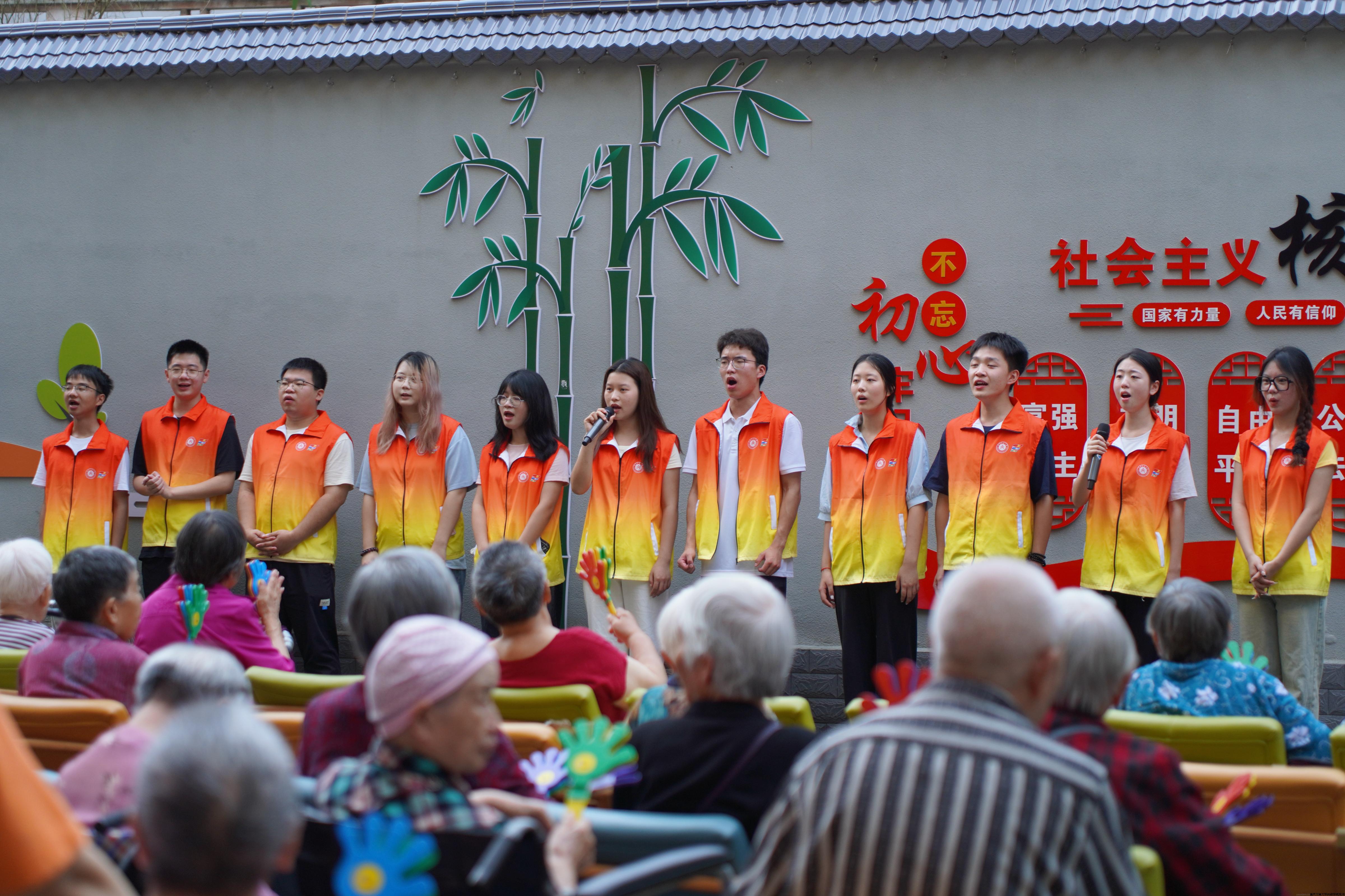 【“通江达海，筑梦新征程”实践团】  爱老敬老，民族传承：团队来到光大百龄帮养老服务站，为长者们献上精彩纷呈的节目，包括歌舞表演和武术展示，以及温馨互动的手势舞。