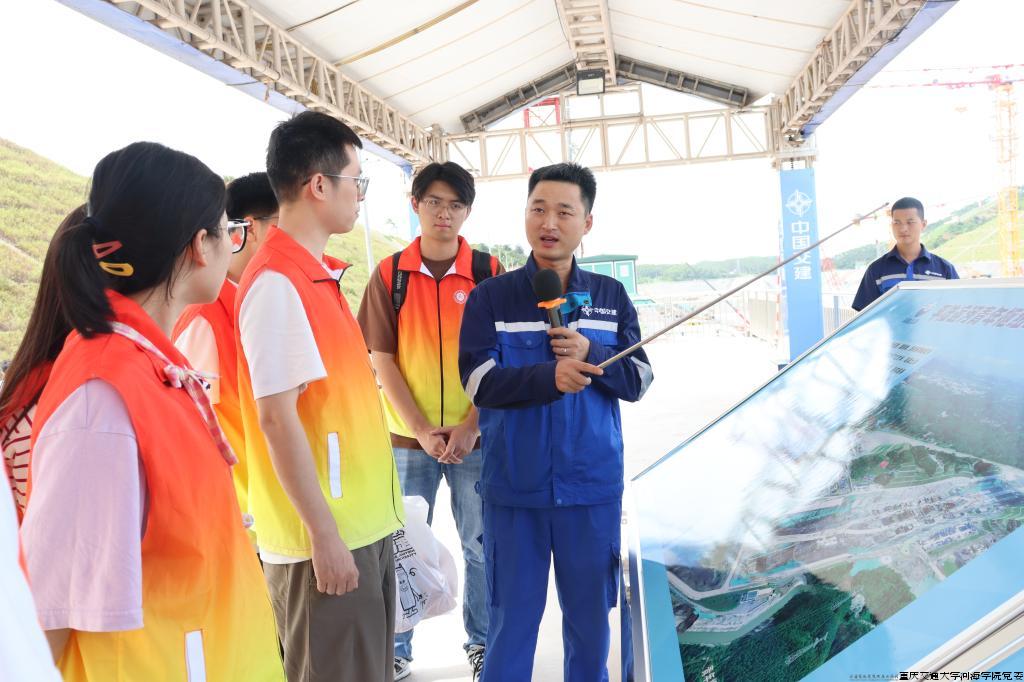 【众川赴海，‘河’企同行实践团】走访平陆运河青年枢纽船闸，深入了解施工单位的行业发展需求以及人才成长路径。