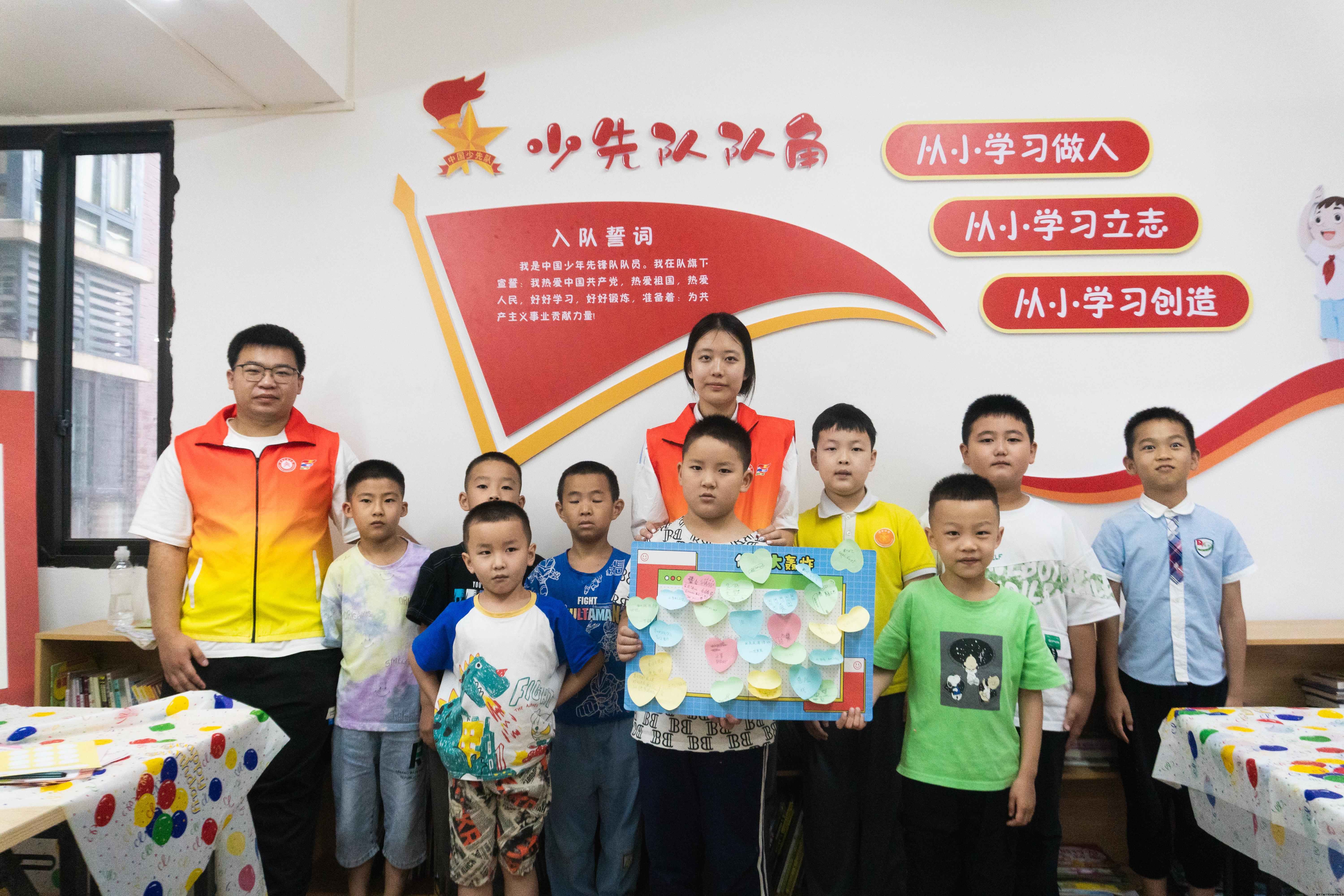 【“心田守护者”实践团】"优点闪耀墙"：志愿者帮助小朋友们挖掘并记录下自己独一无二的闪光点，将贴于精心布置的展板上。