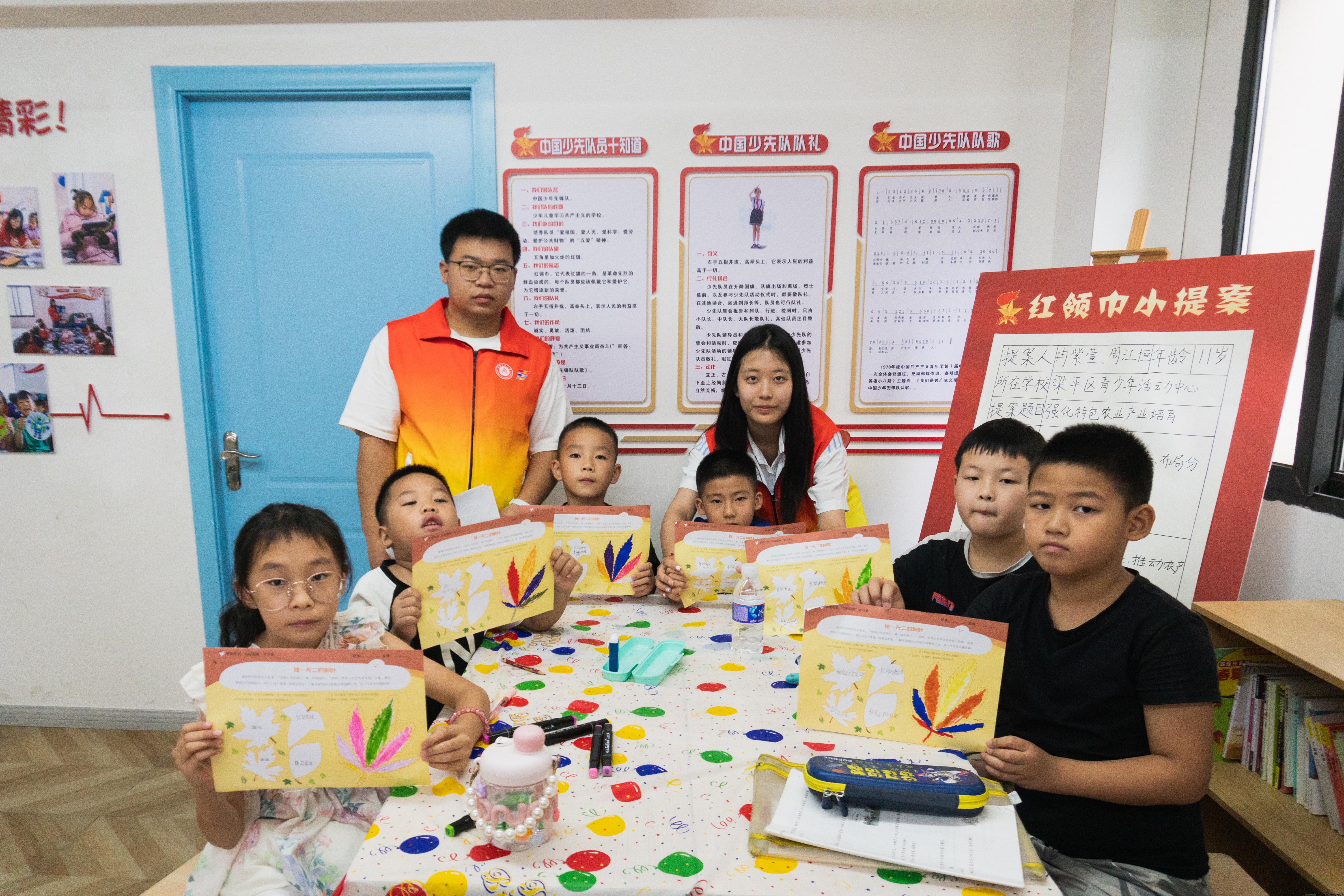 【“心田守护者”实践团】“独一无二的树叶”：志愿者与孩子们一起完成学习单树叶涂色与自我能力的填写。活动旨在帮助青少年认识到每个人都是独一无二的，学会珍视自己，增强自我认可。