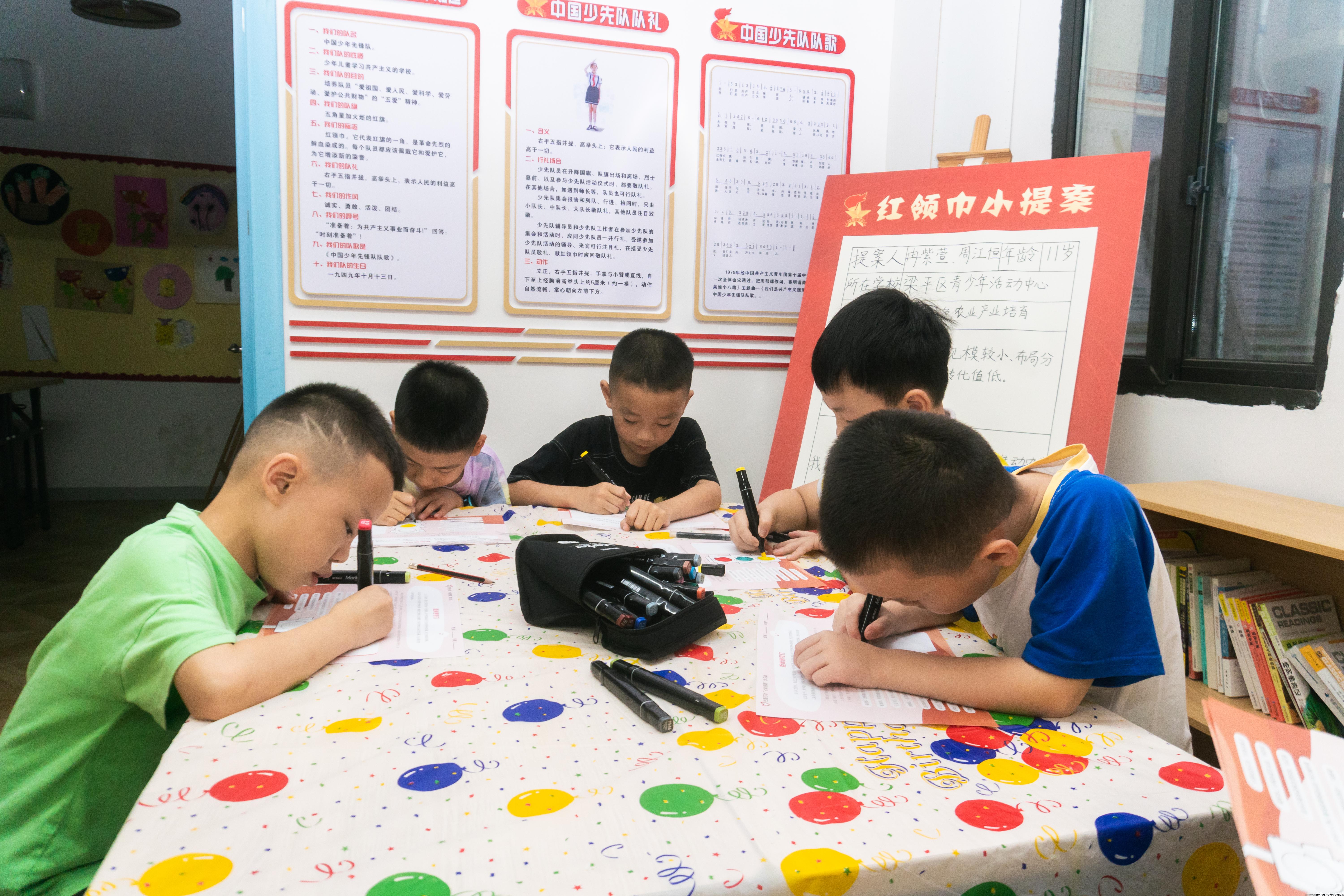 【“心田守护者”实践团】“快乐瓶”清单：志愿者带领小朋友填写令自己感到快乐的事情以及快乐指数，并且给快乐瓶绘上自己喜欢的图画。