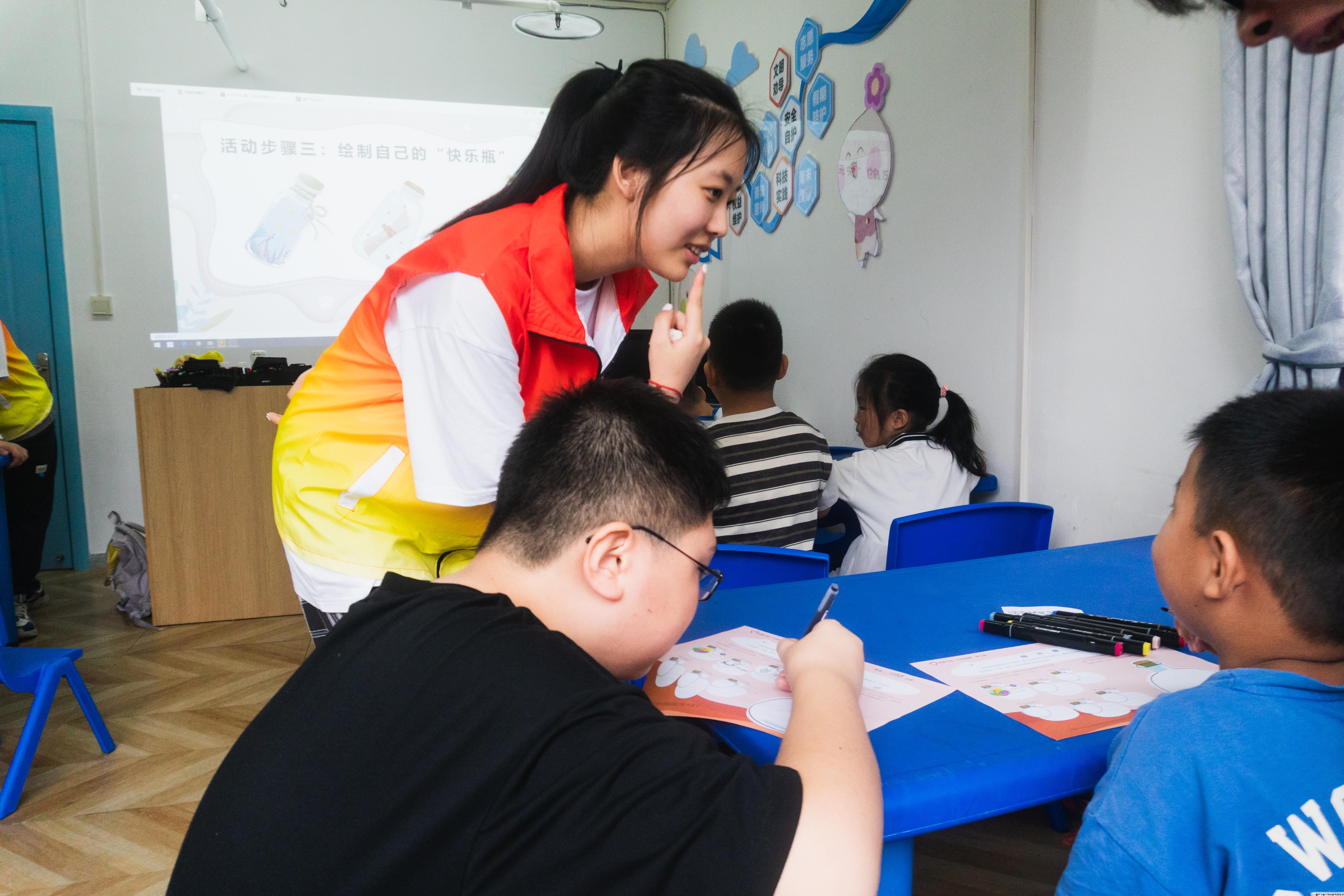 【“心田守护者”实践团】“什么是幸福”：志愿者引导小朋友们以回答问题的形式分享自己生活或学习中感到快乐的事。