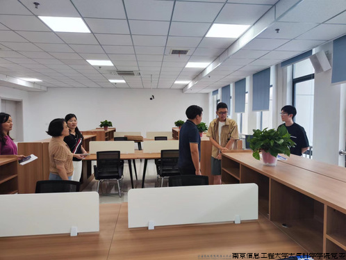 学院领导走访园区机房.png