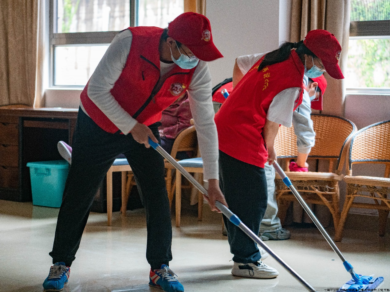 帮助老人清理卫生现场.png