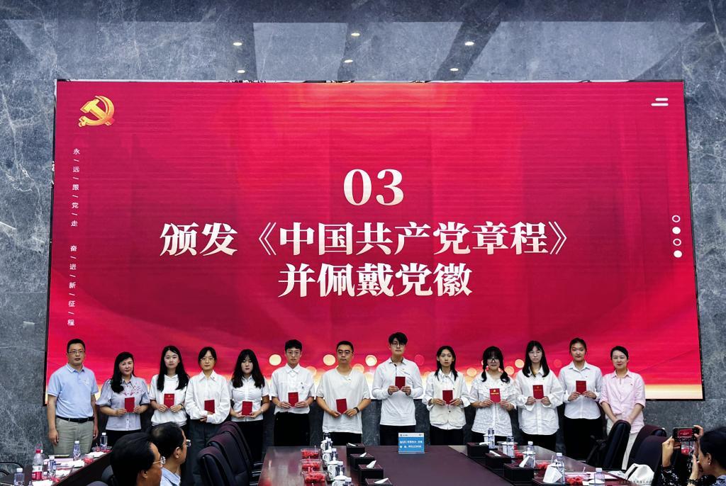 王维青、江琳娜为新党员代表颁发《中国共产党章程》.jpg 王维青、江琳娜为新党员代表颁发《中国共产党章程》.jpg