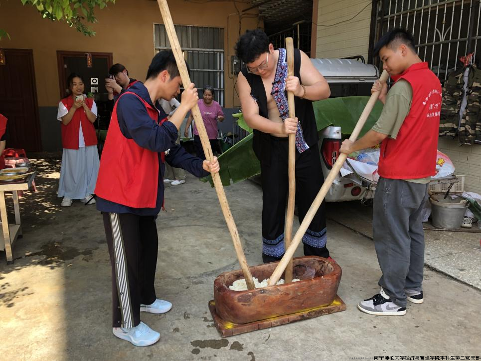 同学们体验舂糍粑.png