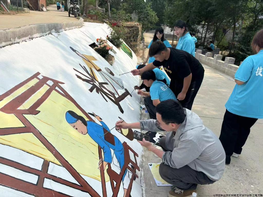艺术设计系老师带领同学进行文化墙绘制.jpg