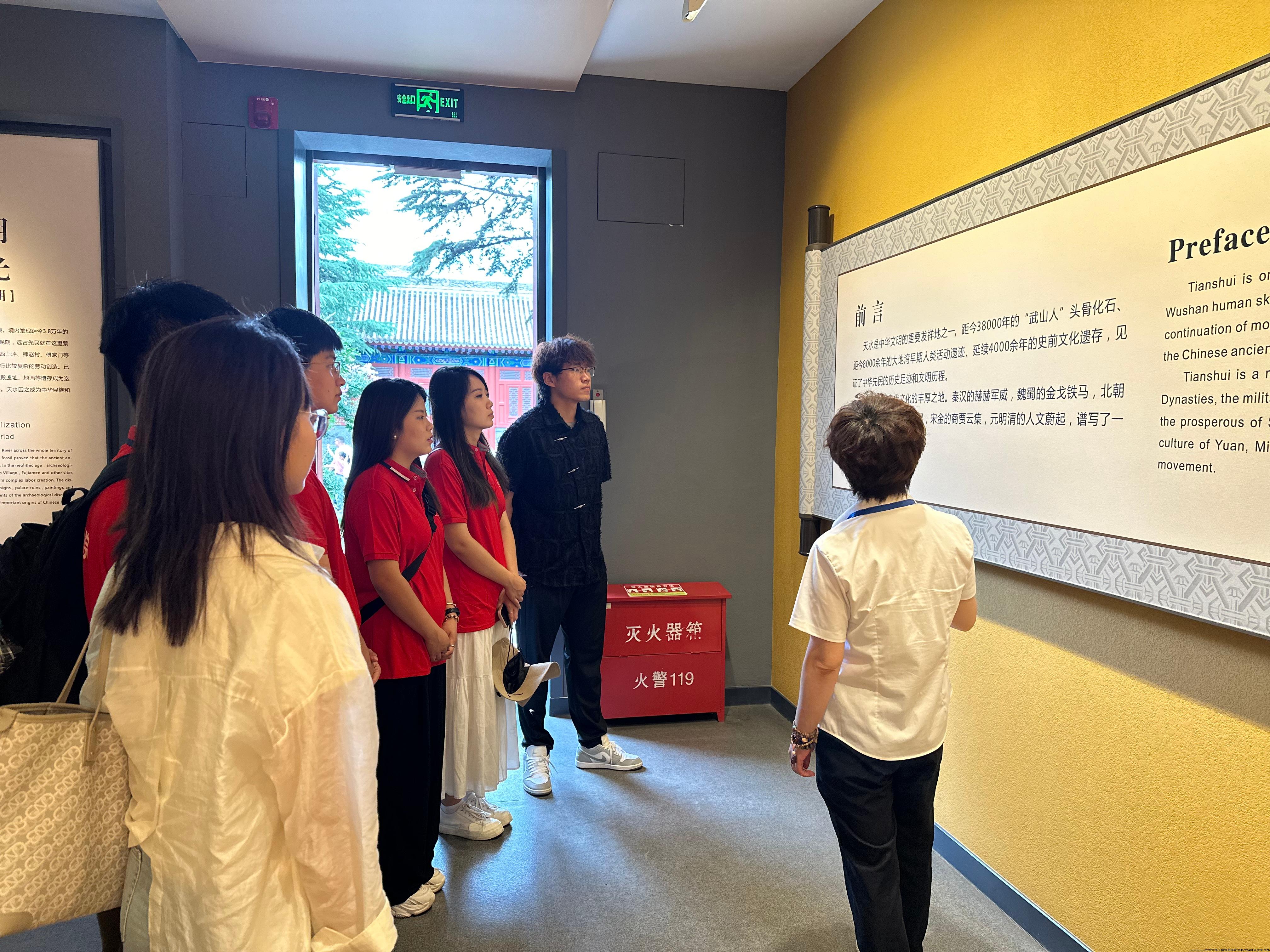 图3 实践队员在天水市博物馆聆听讲解.jpg 图3 实践队员在天水市博物馆聆听讲解.jpg