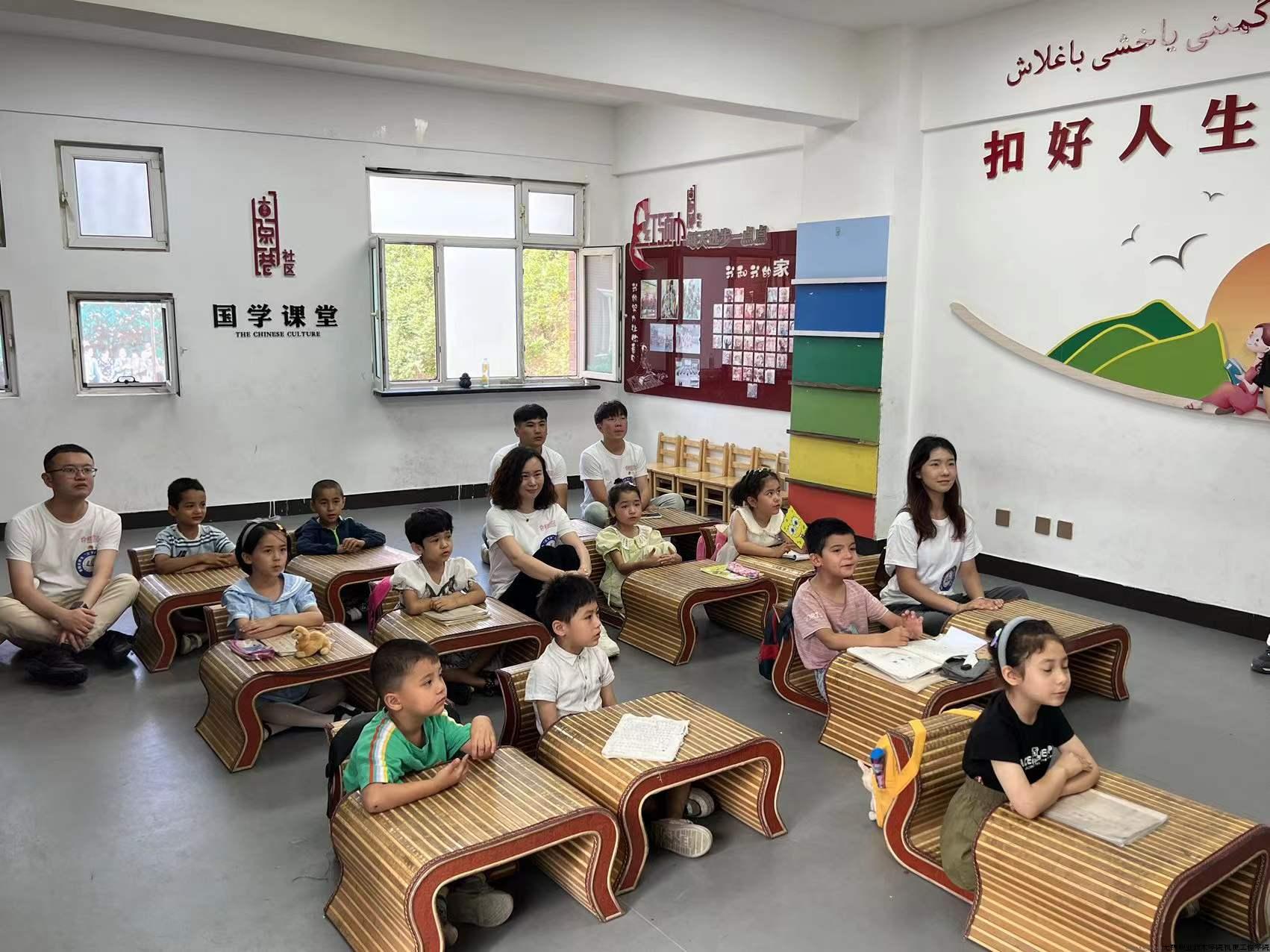 与固原巷社区孩子们共上一堂课.jpg