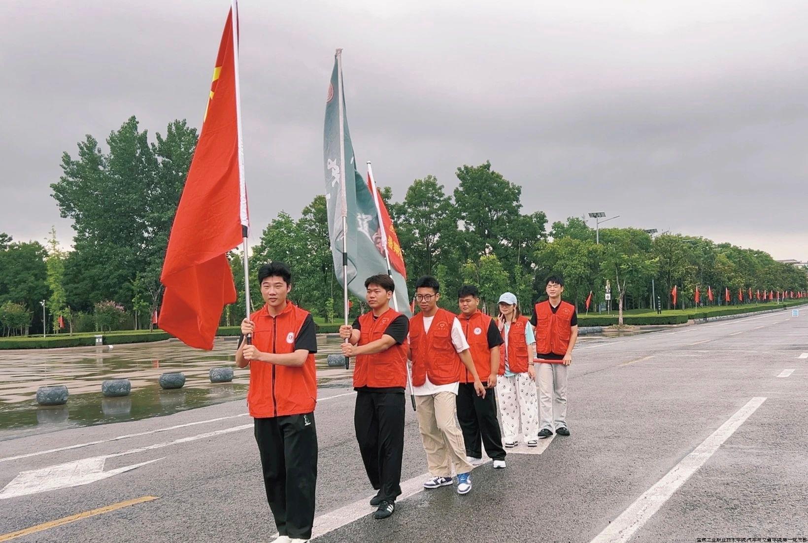 1.实践团党员学生代表列队前行