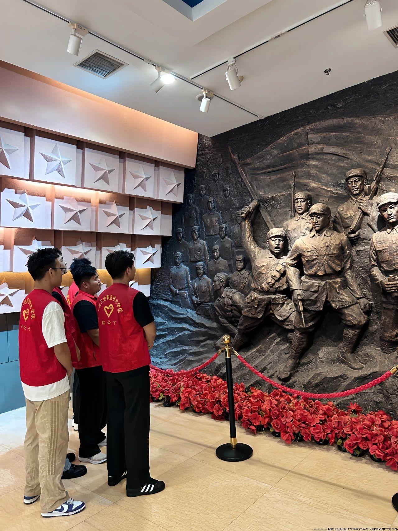 2.实践团党员学生代表瞻仰先烈们的英勇事迹