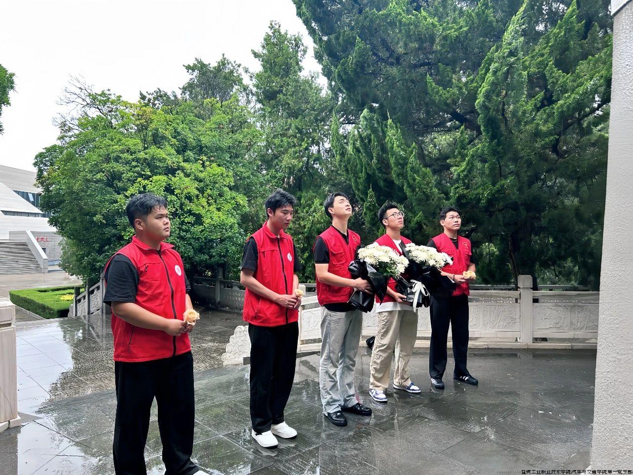 5.实践团党员学生在先烈墓前宣誓