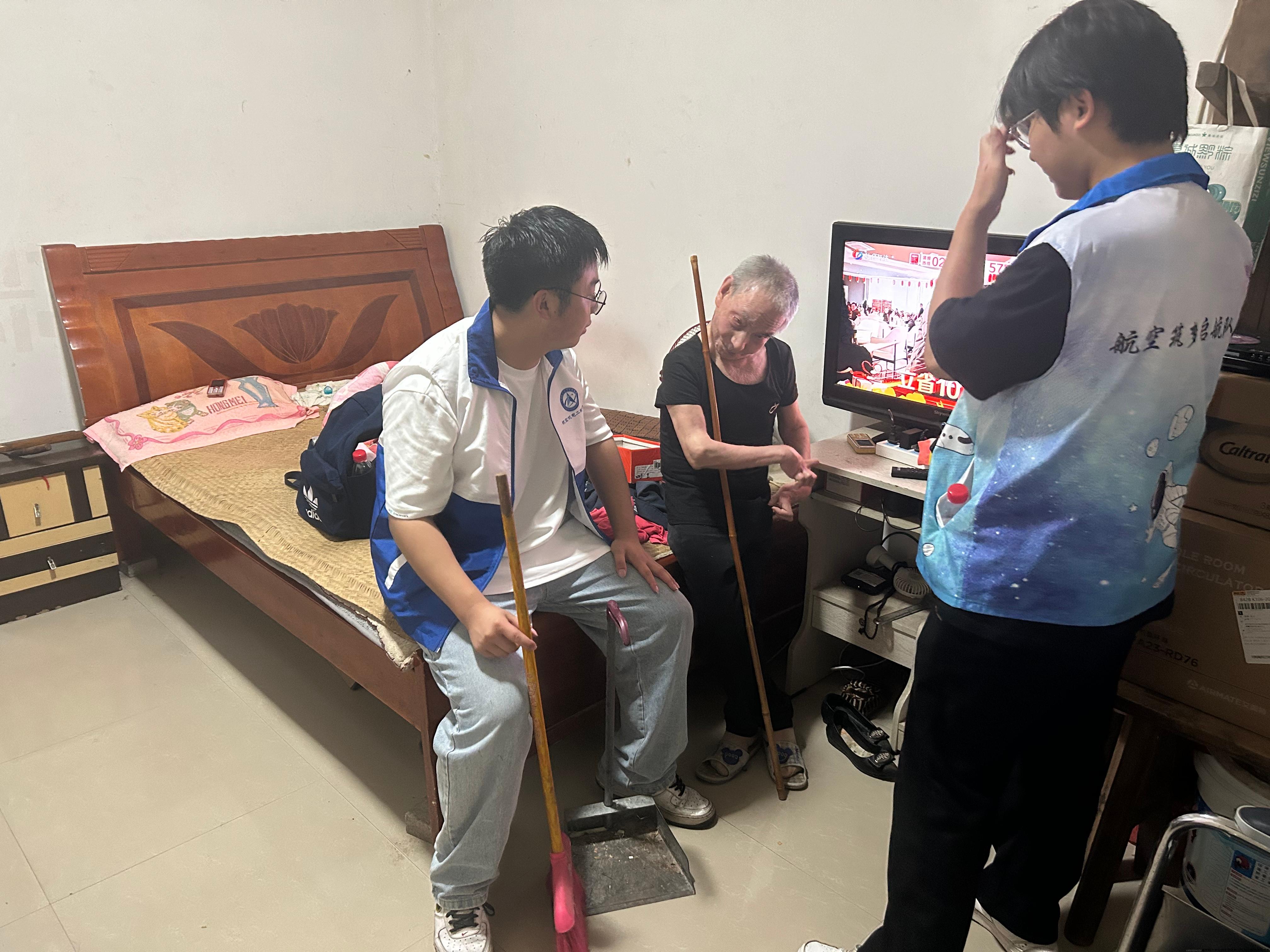 关爱老人.jpg 关爱老人.jpg