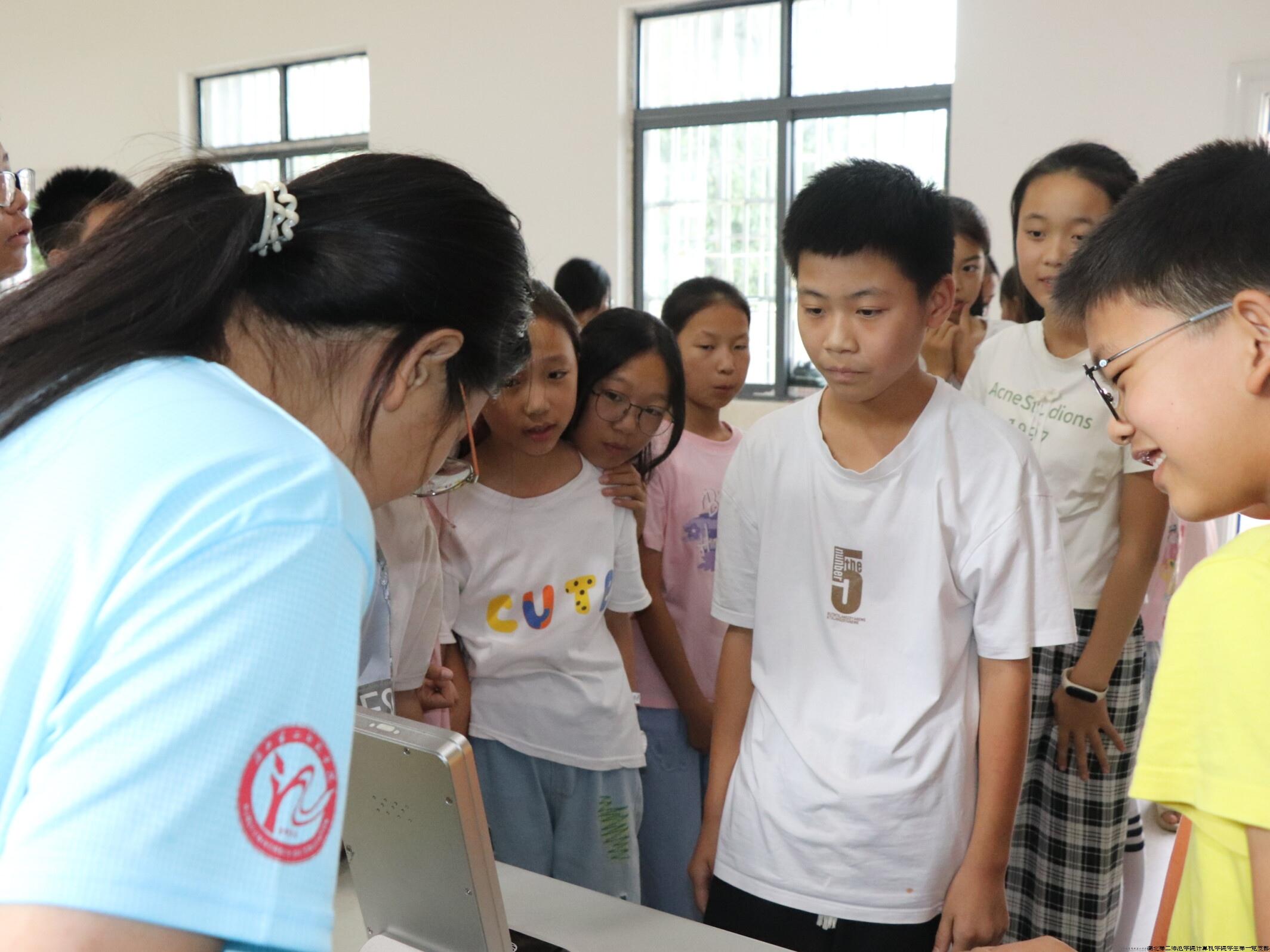 图为志愿者协助小朋友们进行AI心理测评。韩志鹏 供图.jpg