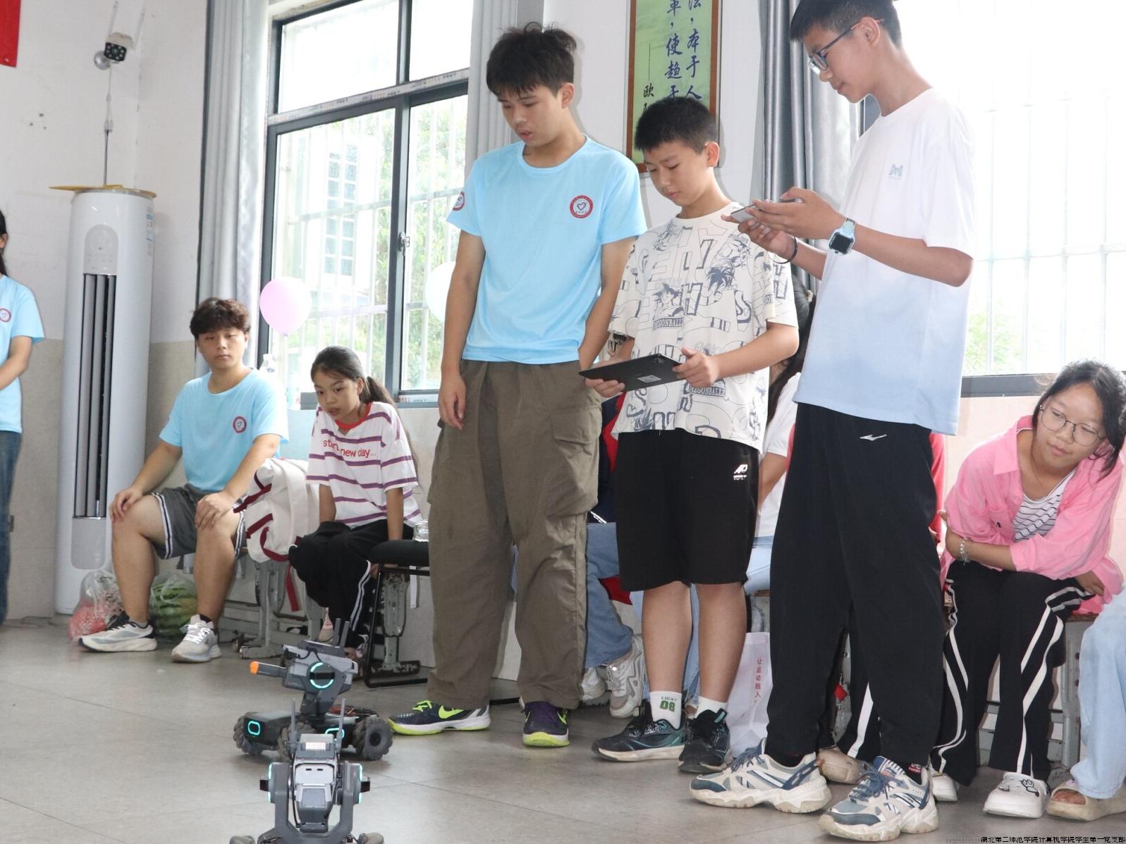 图为小朋友们展示机甲大师对战。韩志鹏 供图.jpg