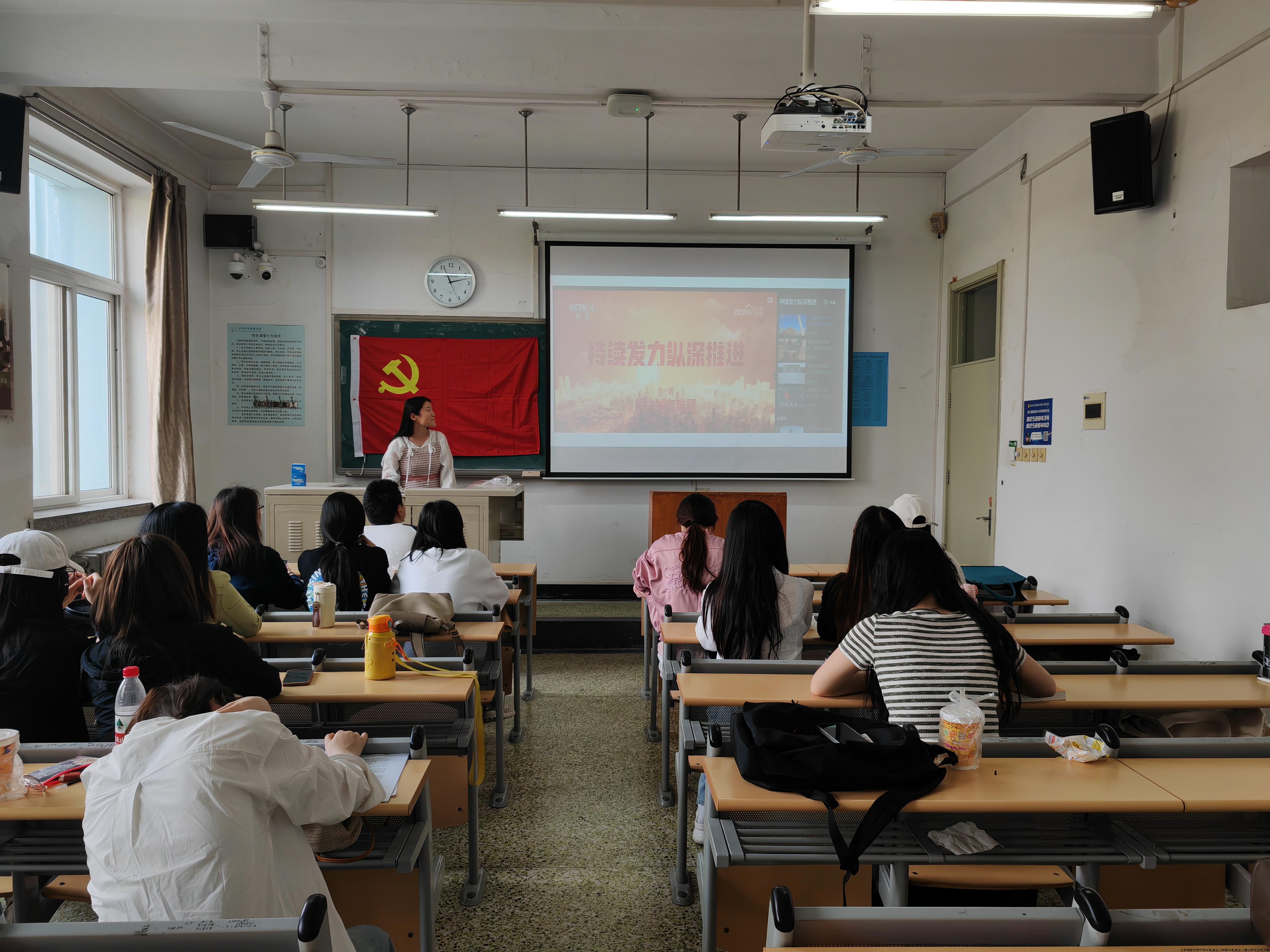 4-1 观看警示教育片.jpg 4-1 观看警示教育片.jpg