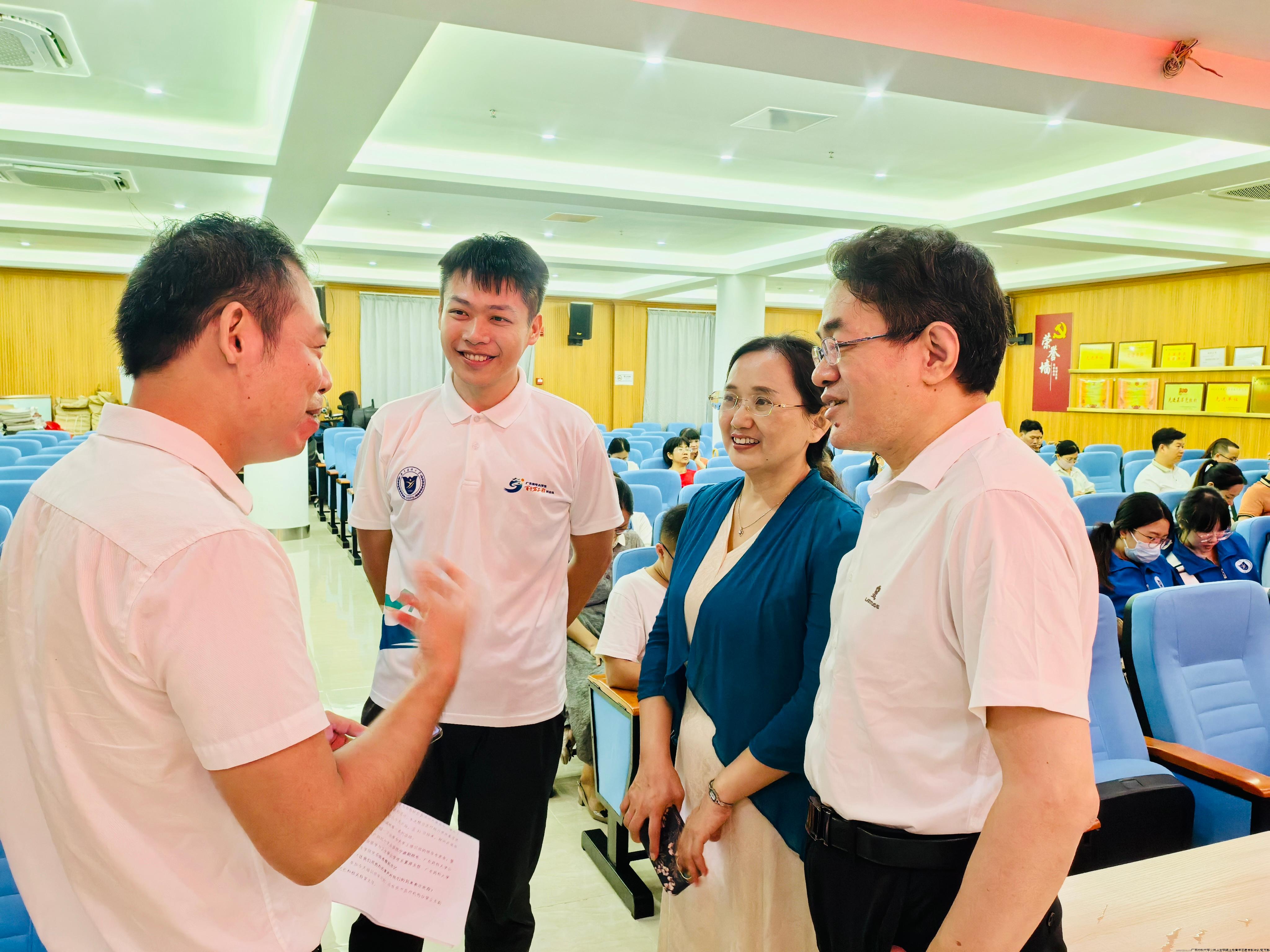 4罗定市第六人民医院欧蔡葵院长与“精益伴医”突击队交流讨论