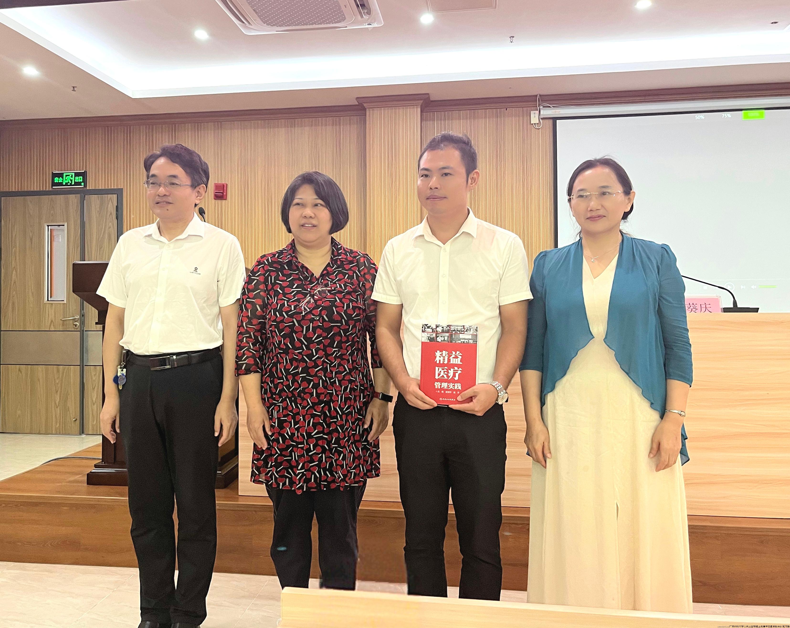 5陈秀霞书记向各院领导赠送精益书籍2