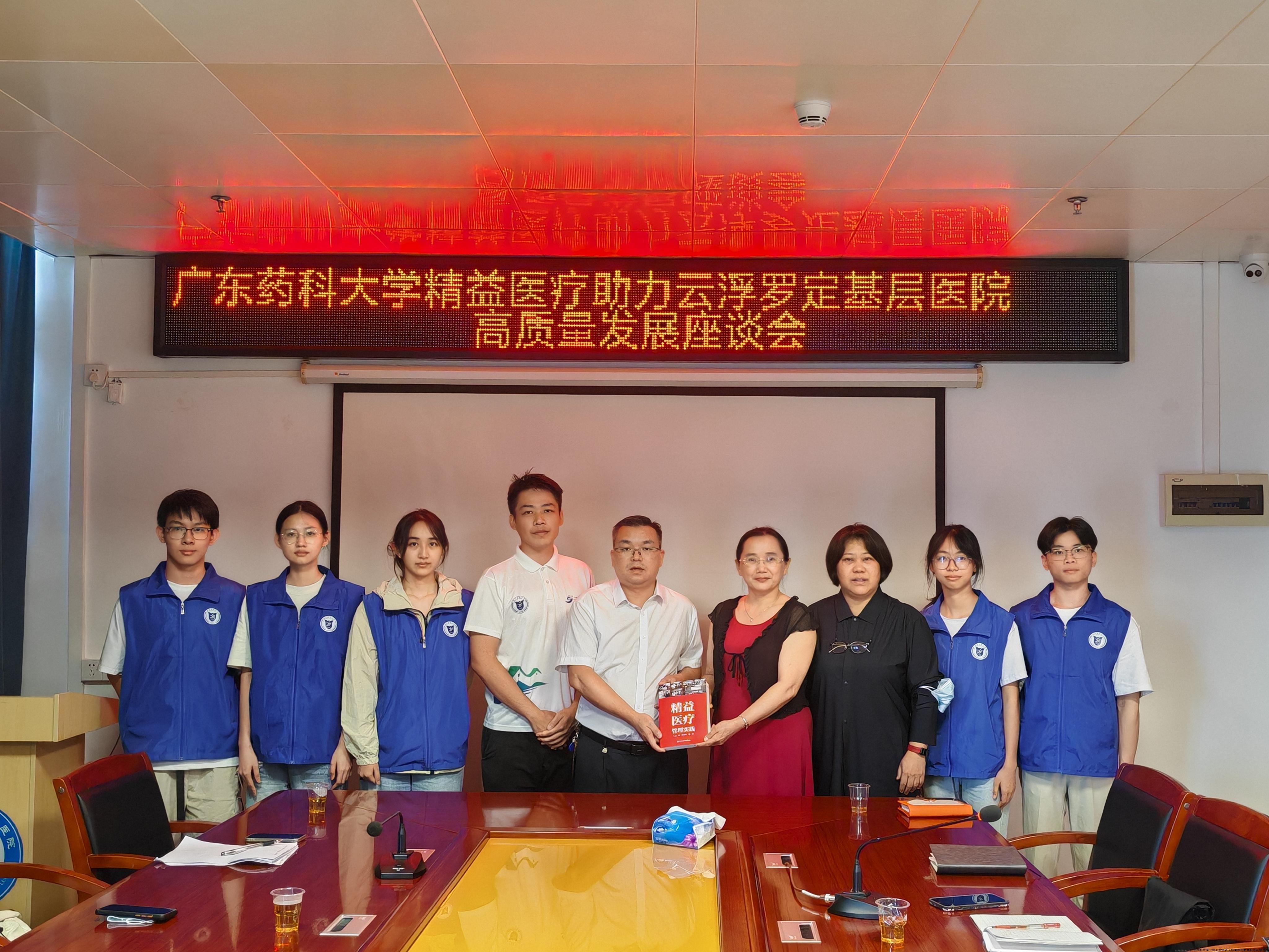 13陈秀霞书记向各院领导赠送精益书籍