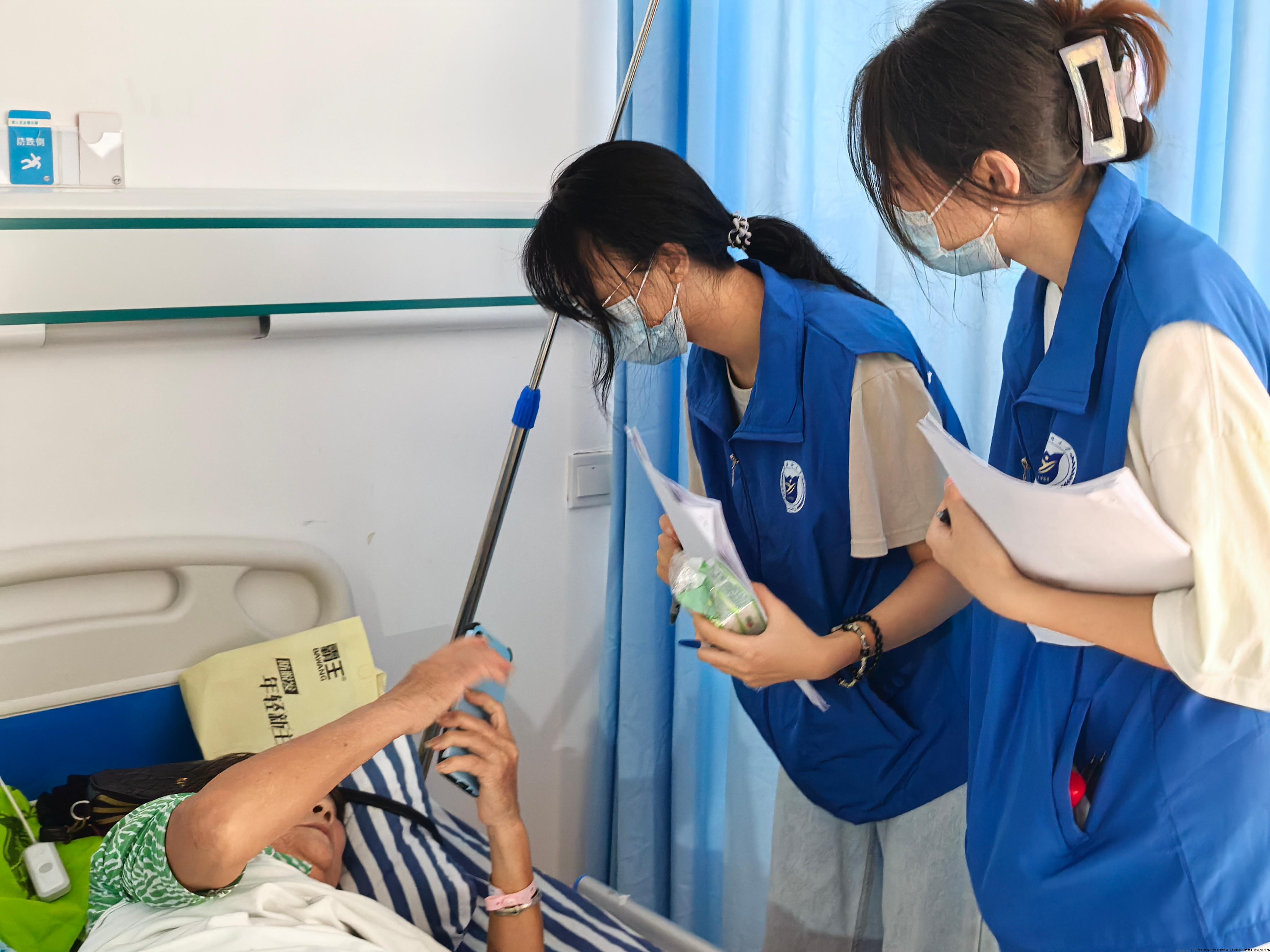 17“精益伴医”突击队的问卷调查现场