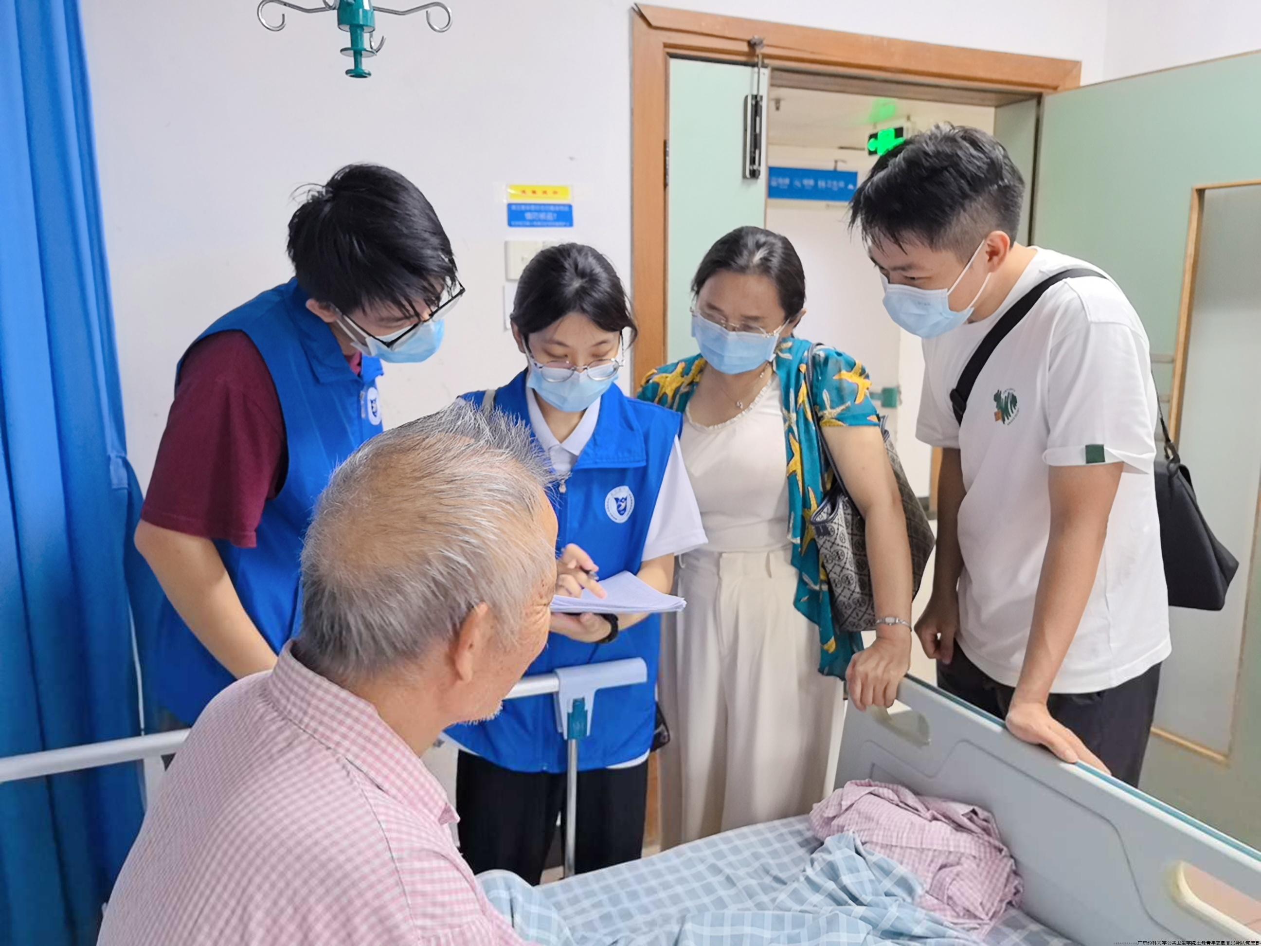 18“精益伴医”突击队的问卷调查现场2