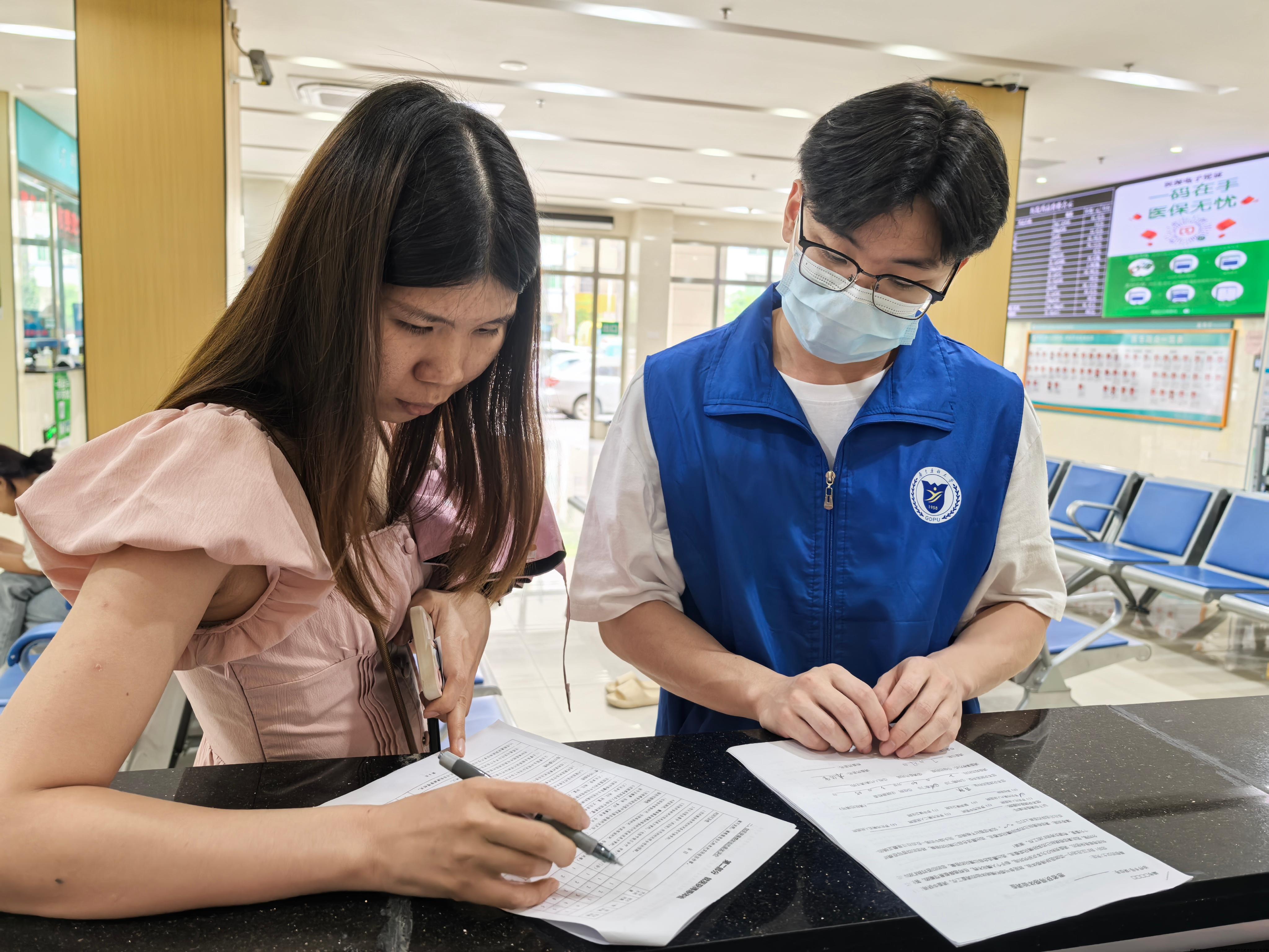 19“精益伴医”突击队的问卷调查现场3