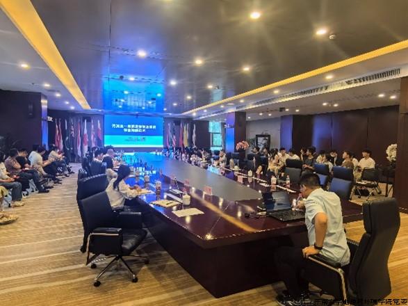 东南大学能源与环境学院的张亚平教授、袁湘洲教授和刘猛副教授分别就各自的研究领域进行了介绍，分享了他们在环境保护技术和工程应用方面的研究进展和成果。