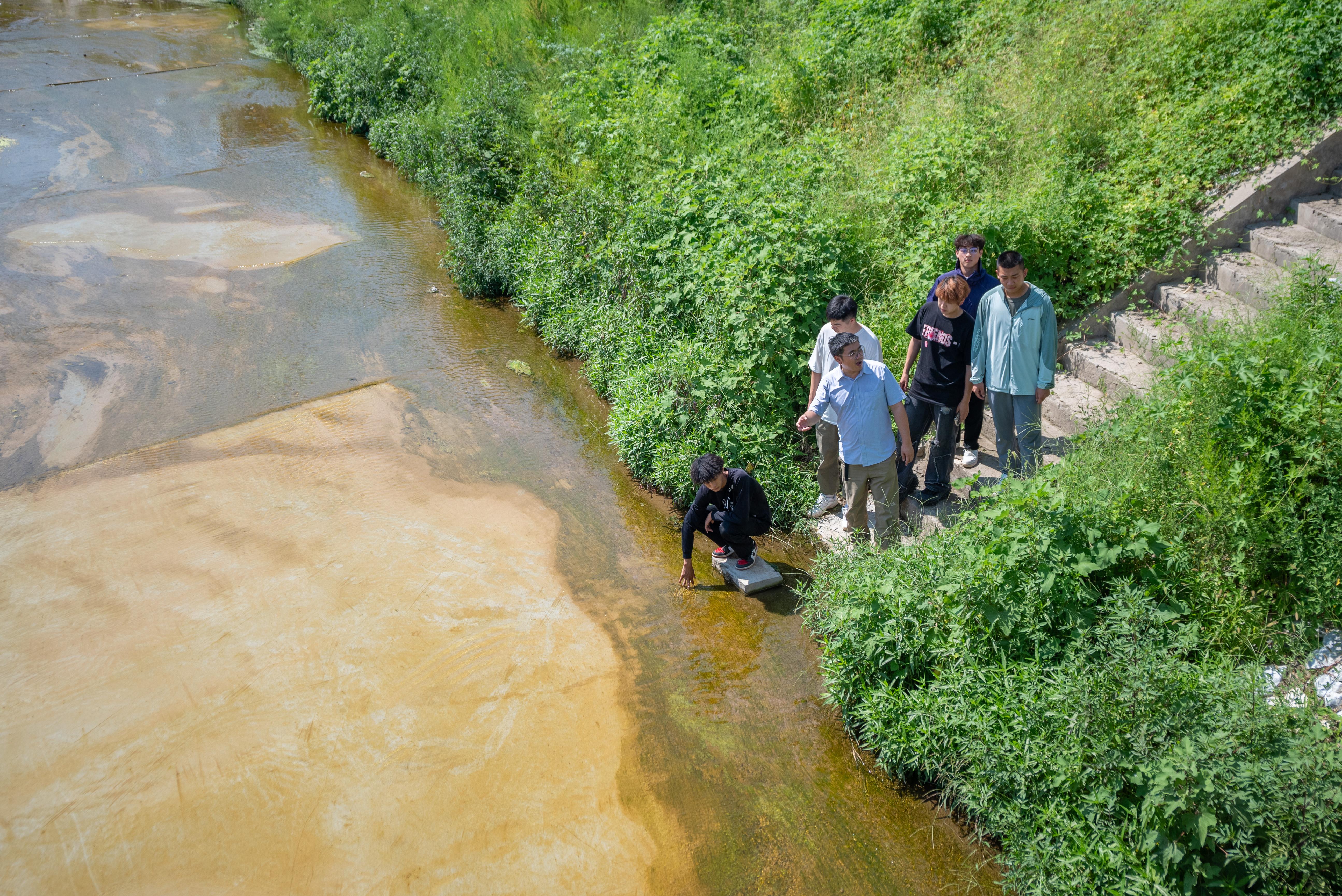 团队师生调研孤山口村灾后恢复重建项目建设情况.jpg 团队师生调研孤山口村灾后恢复重建项目建设情况.jpg