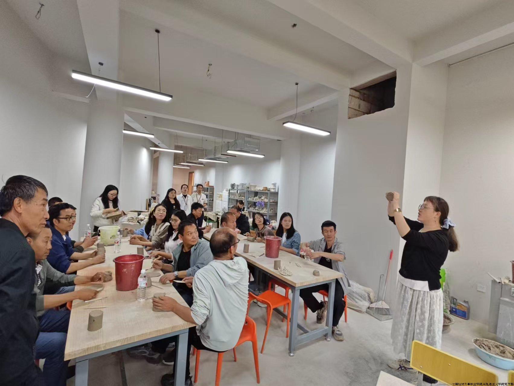 云陶陶艺馆马阳佳老师现场教授陶艺制作