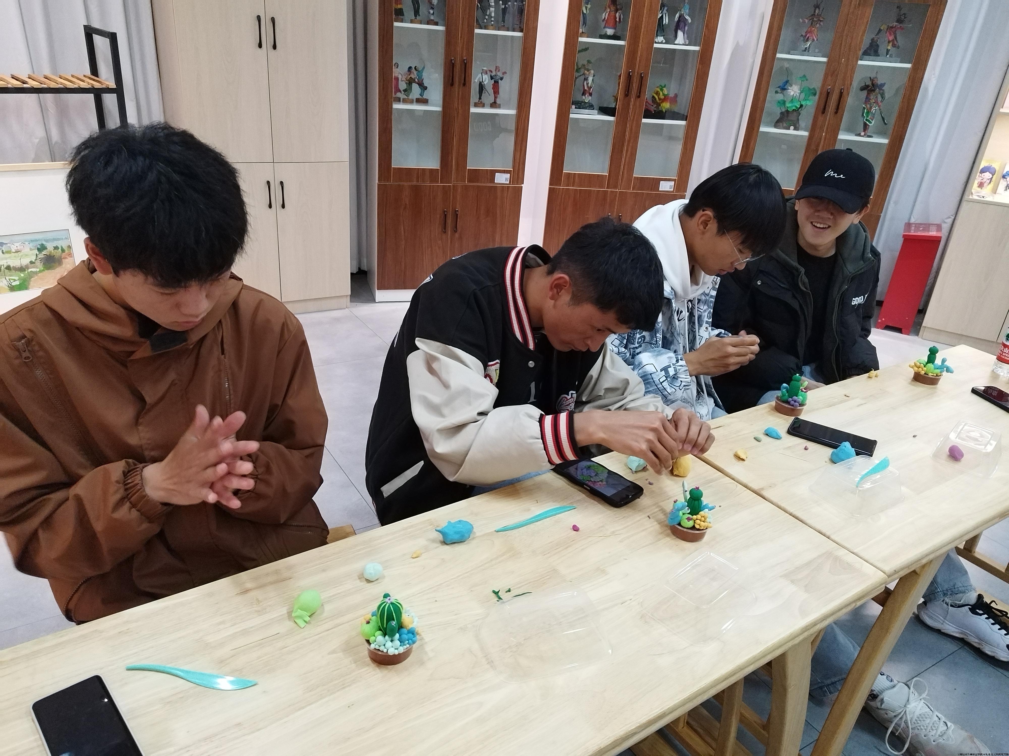 学生在面塑技艺馆学习