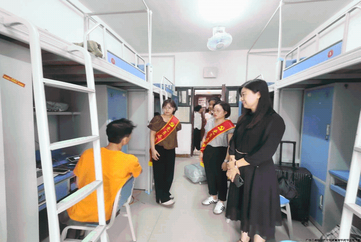 图为管理学院党员教师走访宿舍现场.png