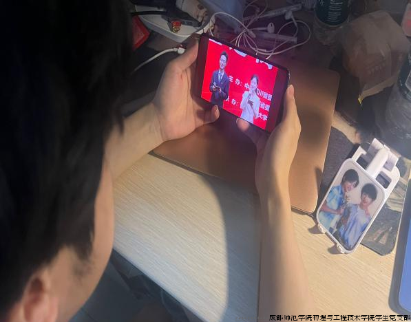 图为：学生党员观看直播2.png