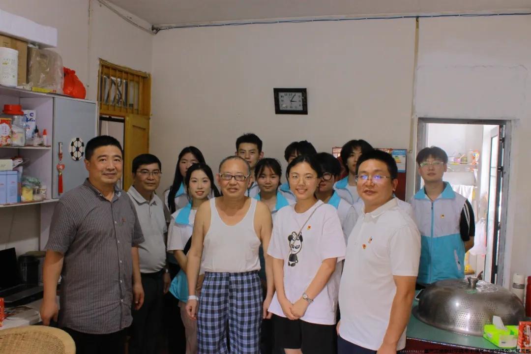 图9 实践团走访慰问因公伤残军人合影留念.jpg